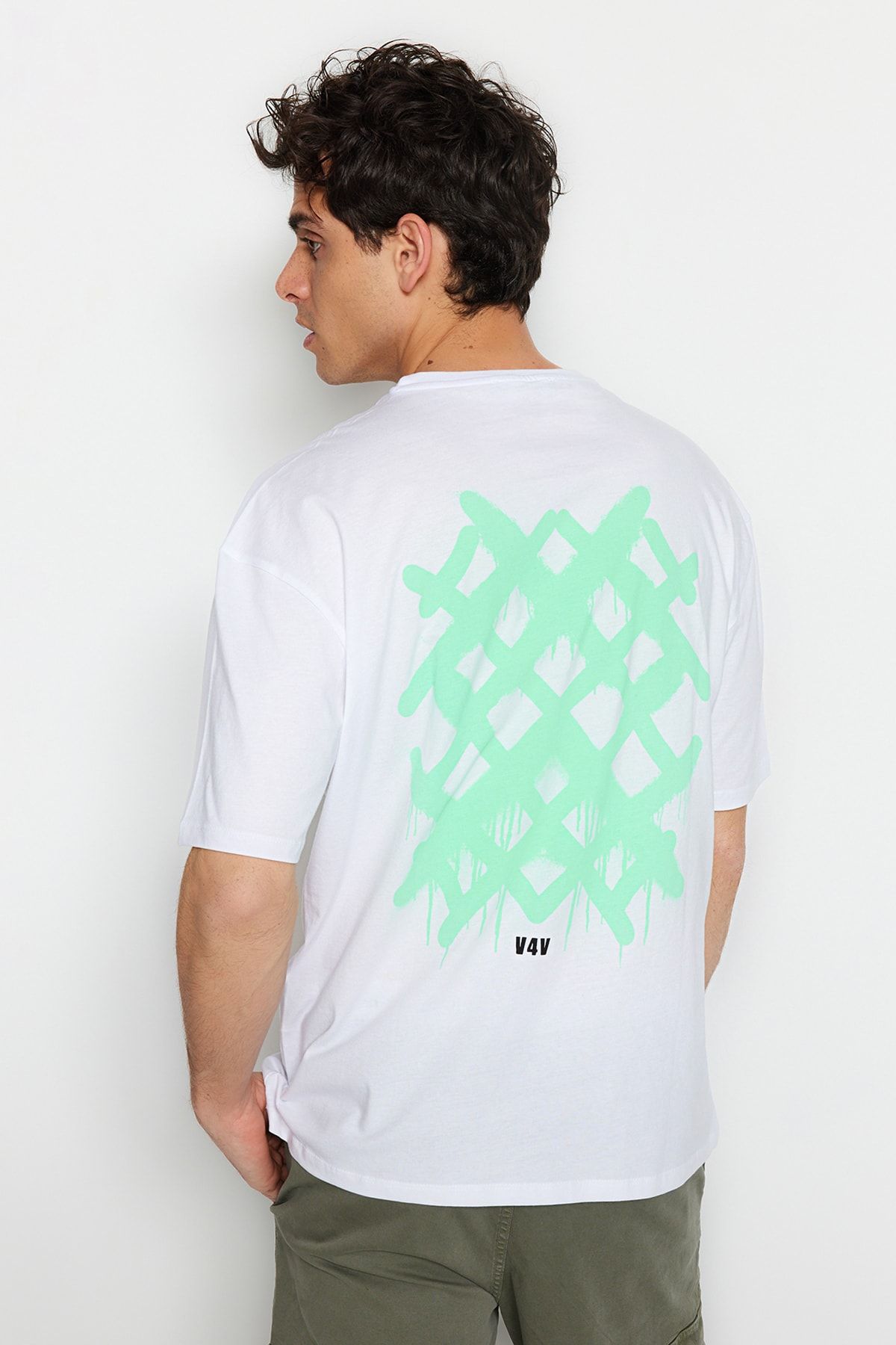 TRENDYOL MAN Beyaz  Relaxed/Rahat Kesim Kısa Kollu Geometrik Baskılı %100 Pamuk T-Shirt TMNSS20TS1036
