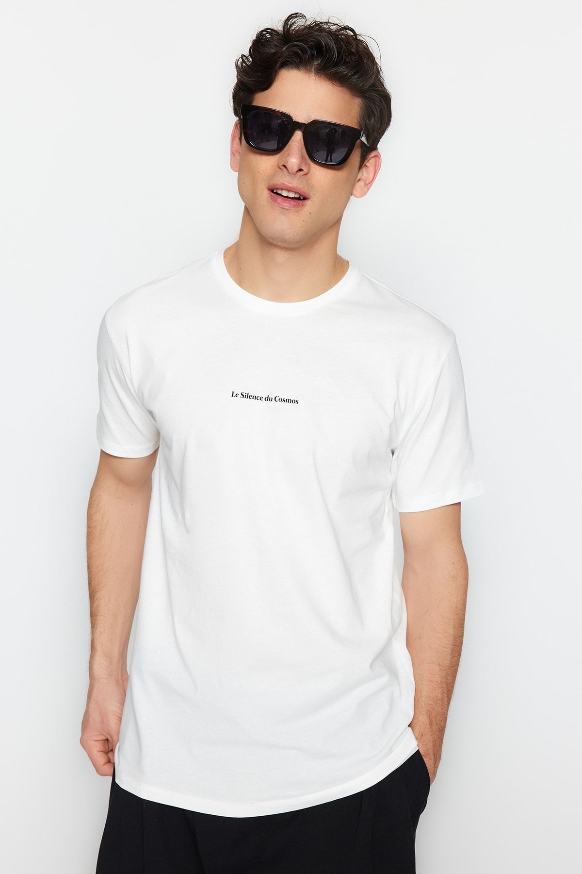 TRENDYOL MAN Ekru  Regular/Normal Kesim %100 Pamuklu Minimal Yazı Baskılı T-Shirt TMNSS23TS00205