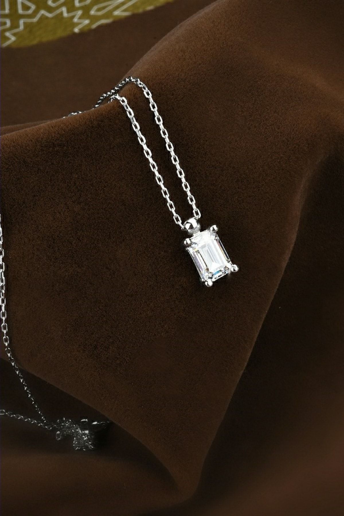 Crystal Diamond Zirconia Işıklı Kutuda Baget Kolye
