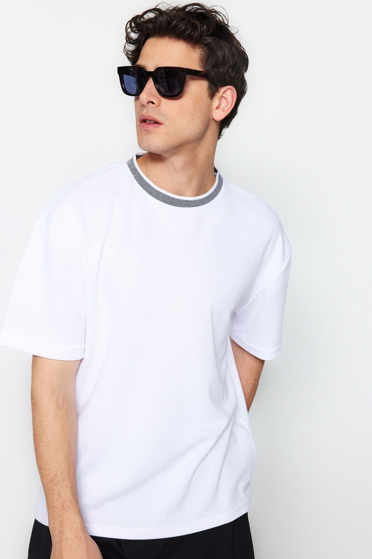 TRENDYOL MAN Limited Edition Basic Beyaz  Relaxed/Rahat Kesim Triko Bant Dokulu Pike T-Shirt TMNSS23TS00079