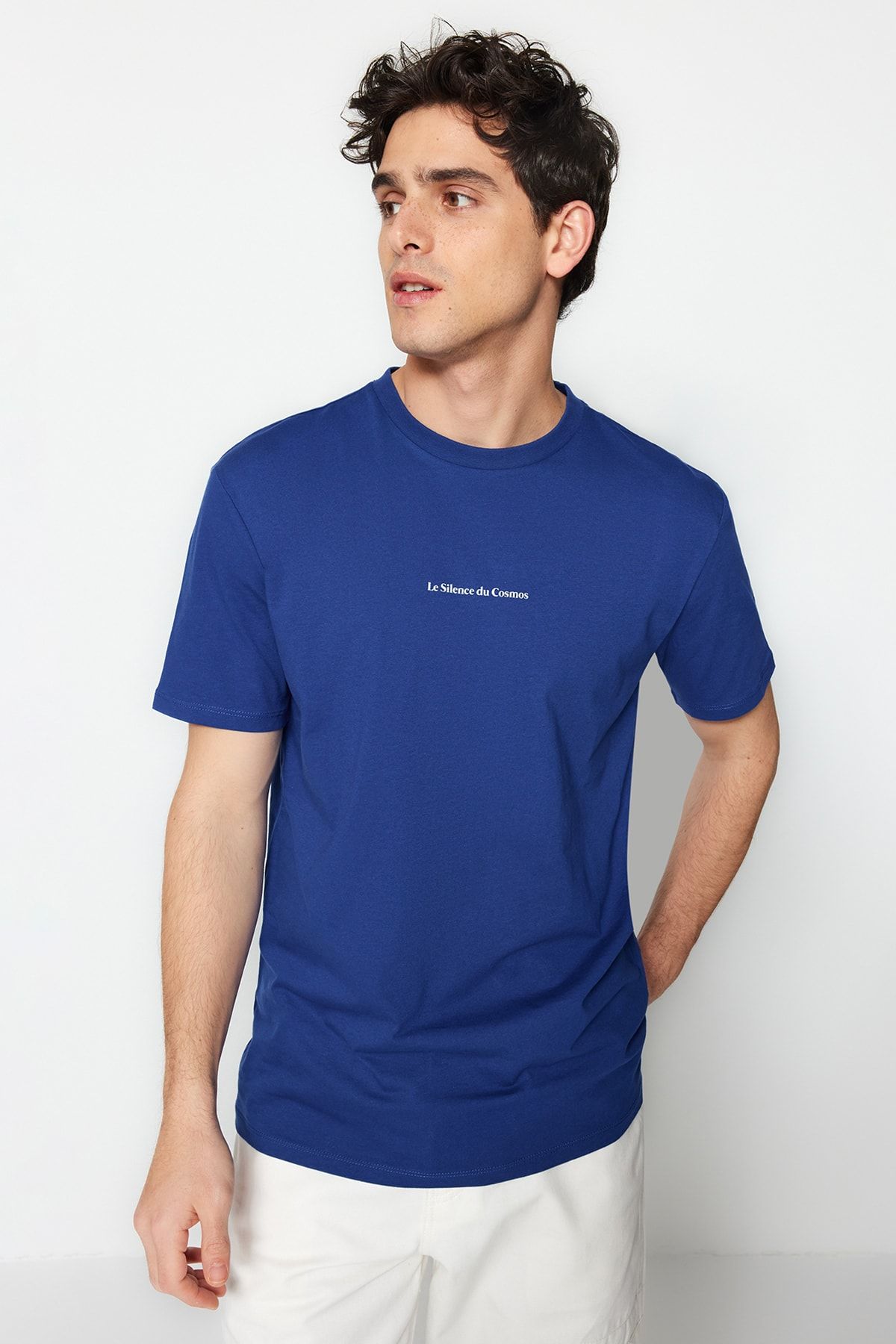 TRENDYOL MAN Indigo  Regular/Normal Kesim %100 Pamuklu Minimal Yazı Baskılı T-Shirt TMNSS23TS00205