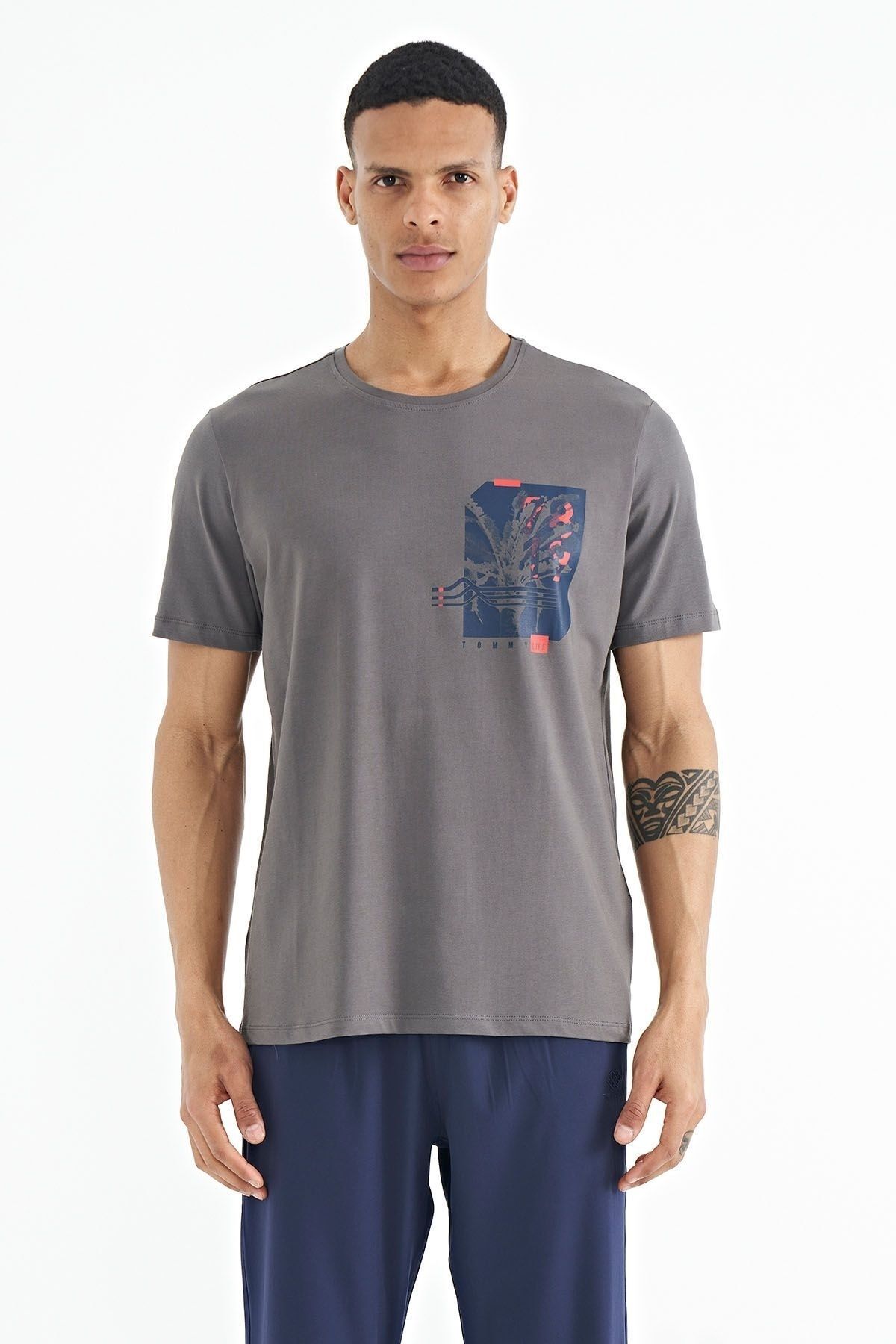 TOMMY LIFE Koyu Gri Ön Arka Baskı Detaylı Standart Form Erkek T-shirt - 88233
