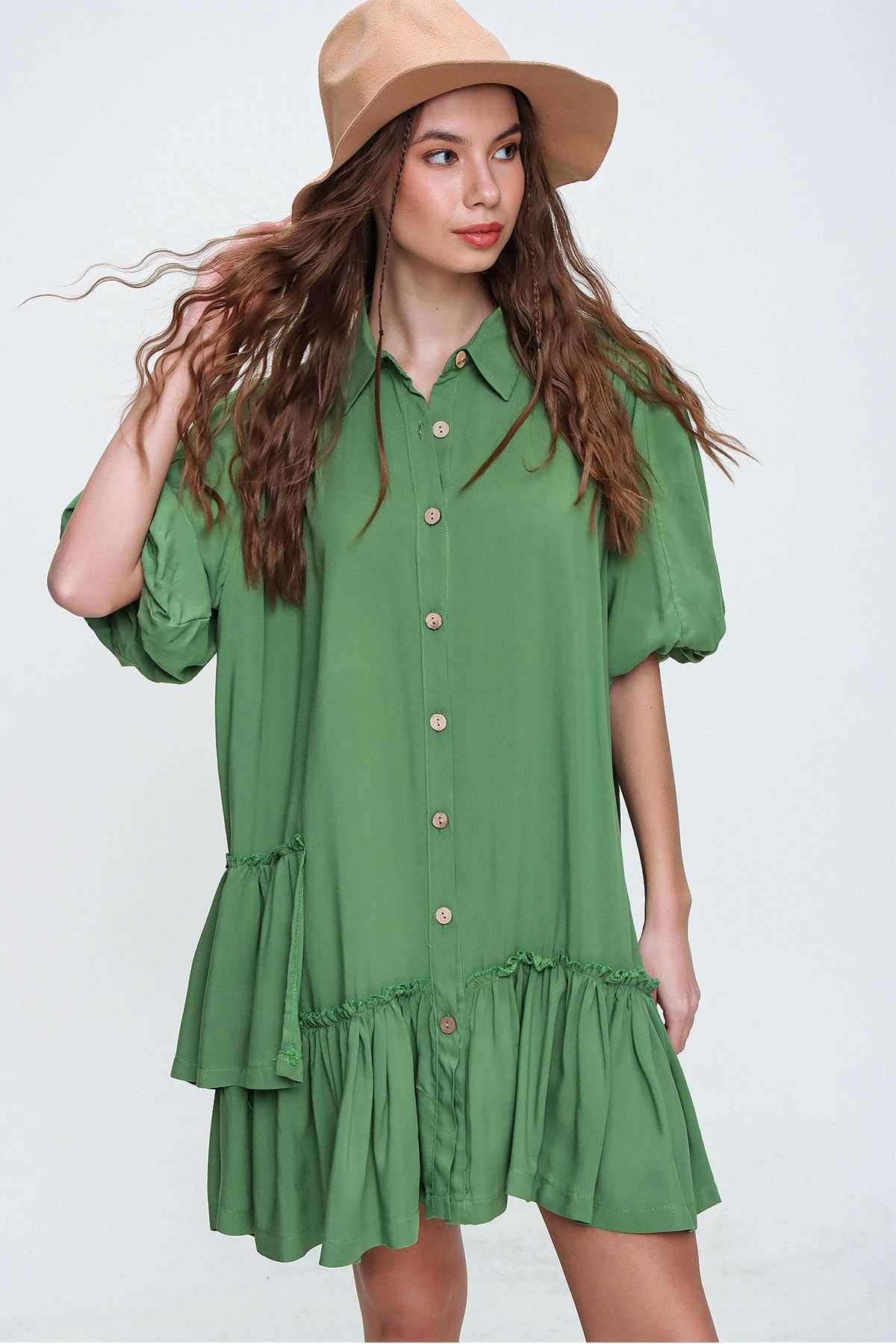 Trend Alaçatı Stili Kadın Yeşil Kolu Lastikli Eteği Fırfırlı Dokuma Elbise ALC-X5943