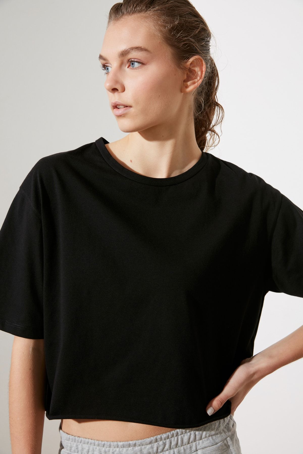 TRENDYOLMİLLA Siyah Loose Crop Örme T-Shirt TWOSS21TS1250