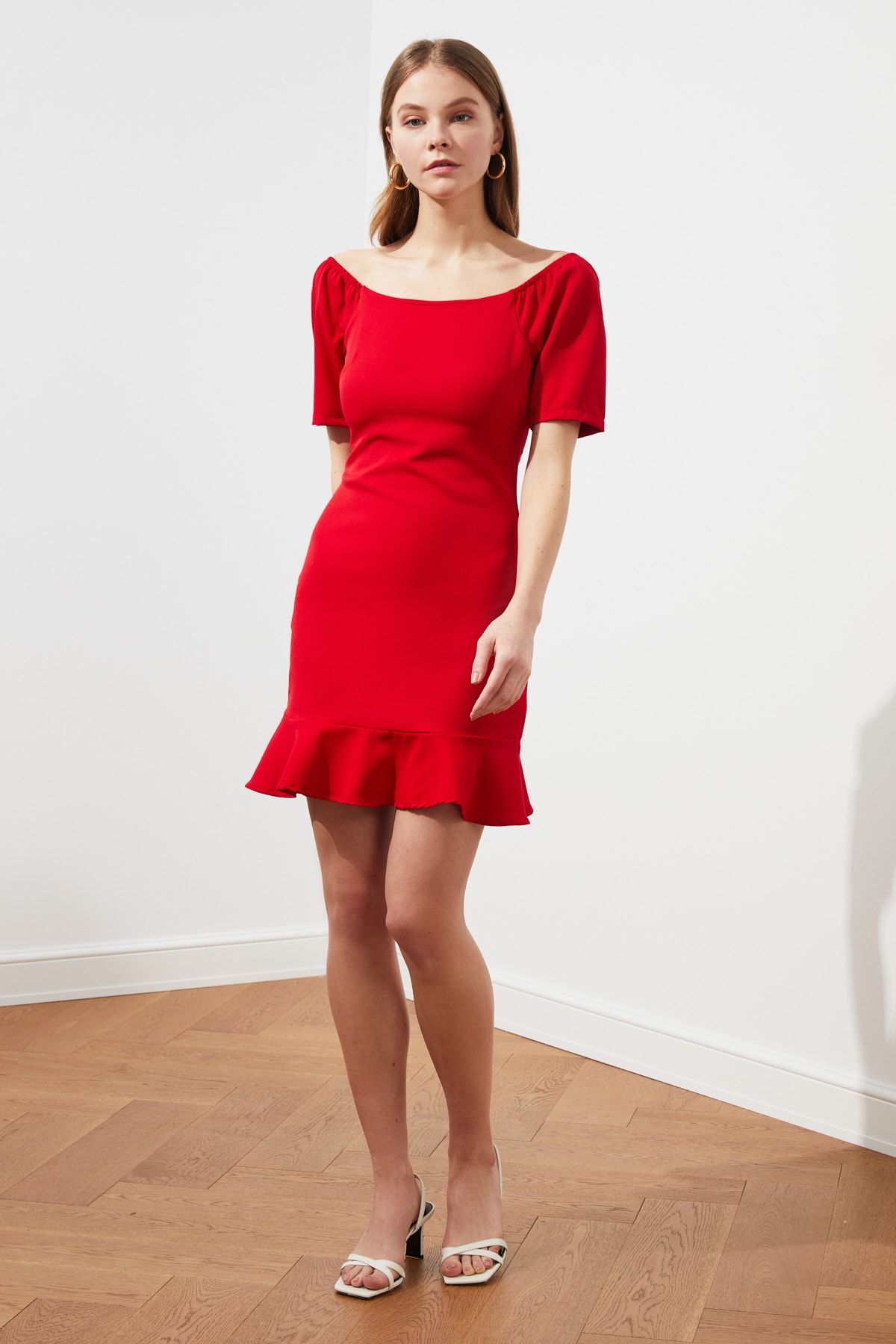 TRENDYOLMİLLA Kırmızı Vücudu Saran Volanlı Mini Dokuma Elbise TWOSS20EL0399
