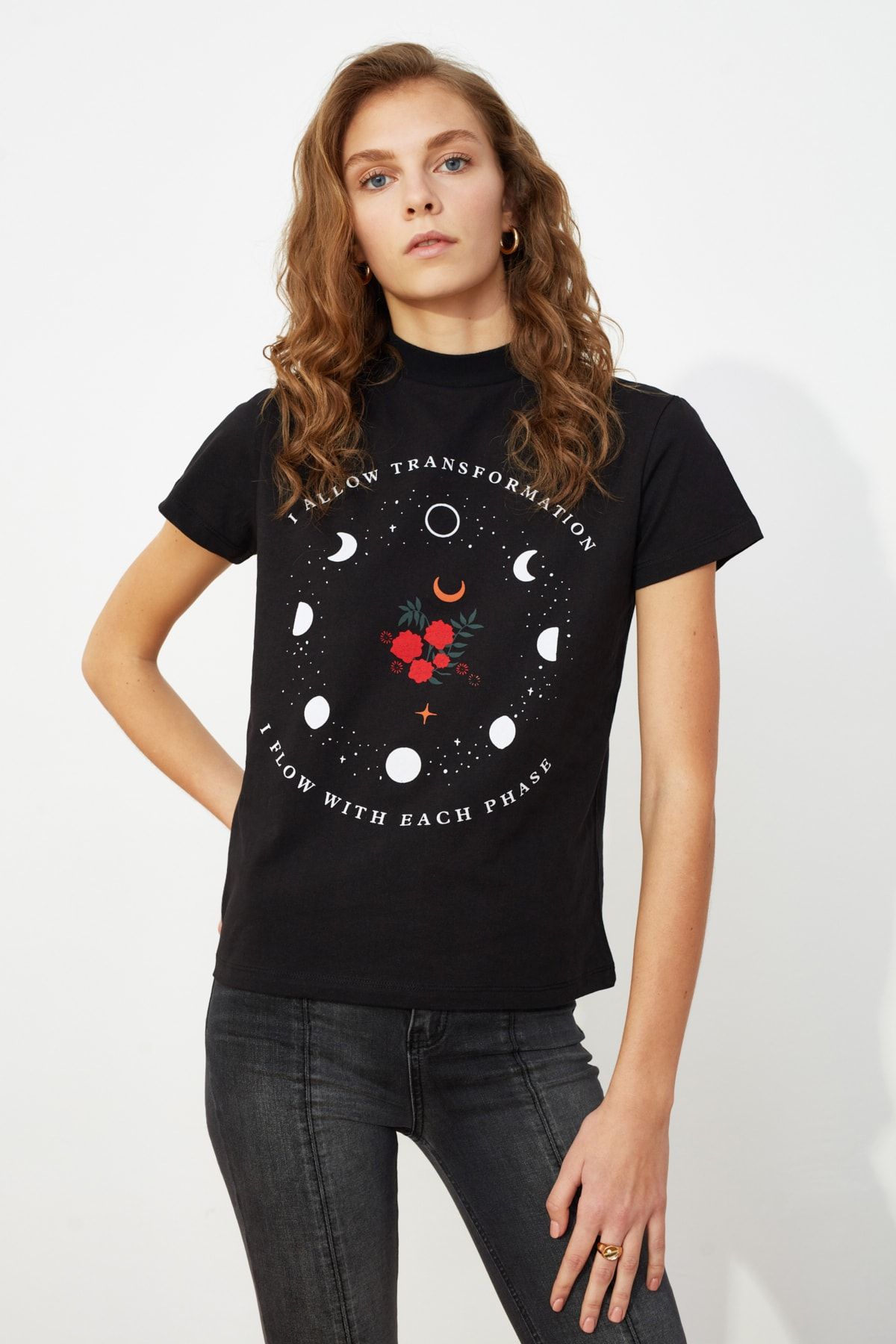 TRENDYOLMİLLA Siyah Baskılı Dik Yaka Örme T-Shirt TWOSS21TS0143