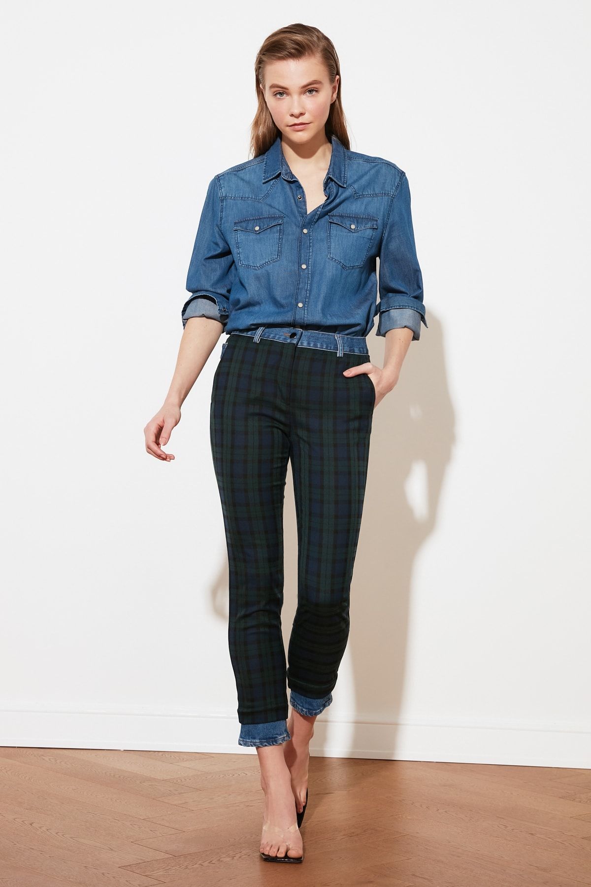 TRENDYOLMİLLA Mavi Ekoseli Yüksek Bel Slim Fit Jeans TWOSS21JE0708