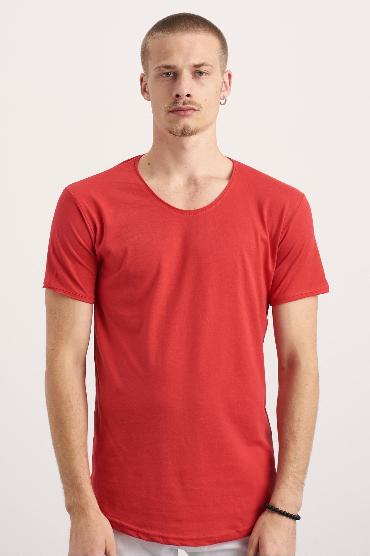 Tarz Cool Erkek Kırmızı Oval Etek Geniş Yaka %100 Pamuk Kısa Kollu Tişört