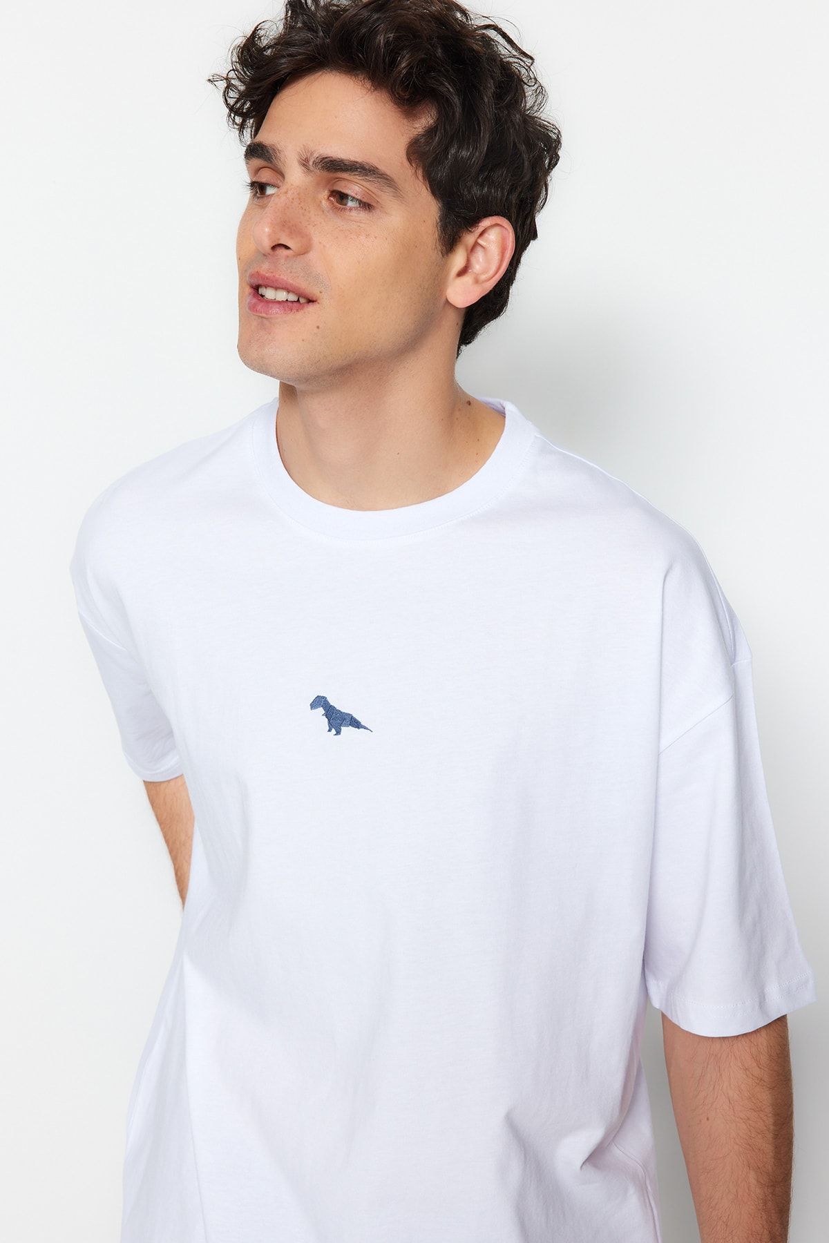 TRENDYOL MAN Beyaz  Oversize/Geniş Kesim Kısa Kol Dinozor Nakışlı %100 Pamuk T-Shirt TMNSS23TS00243