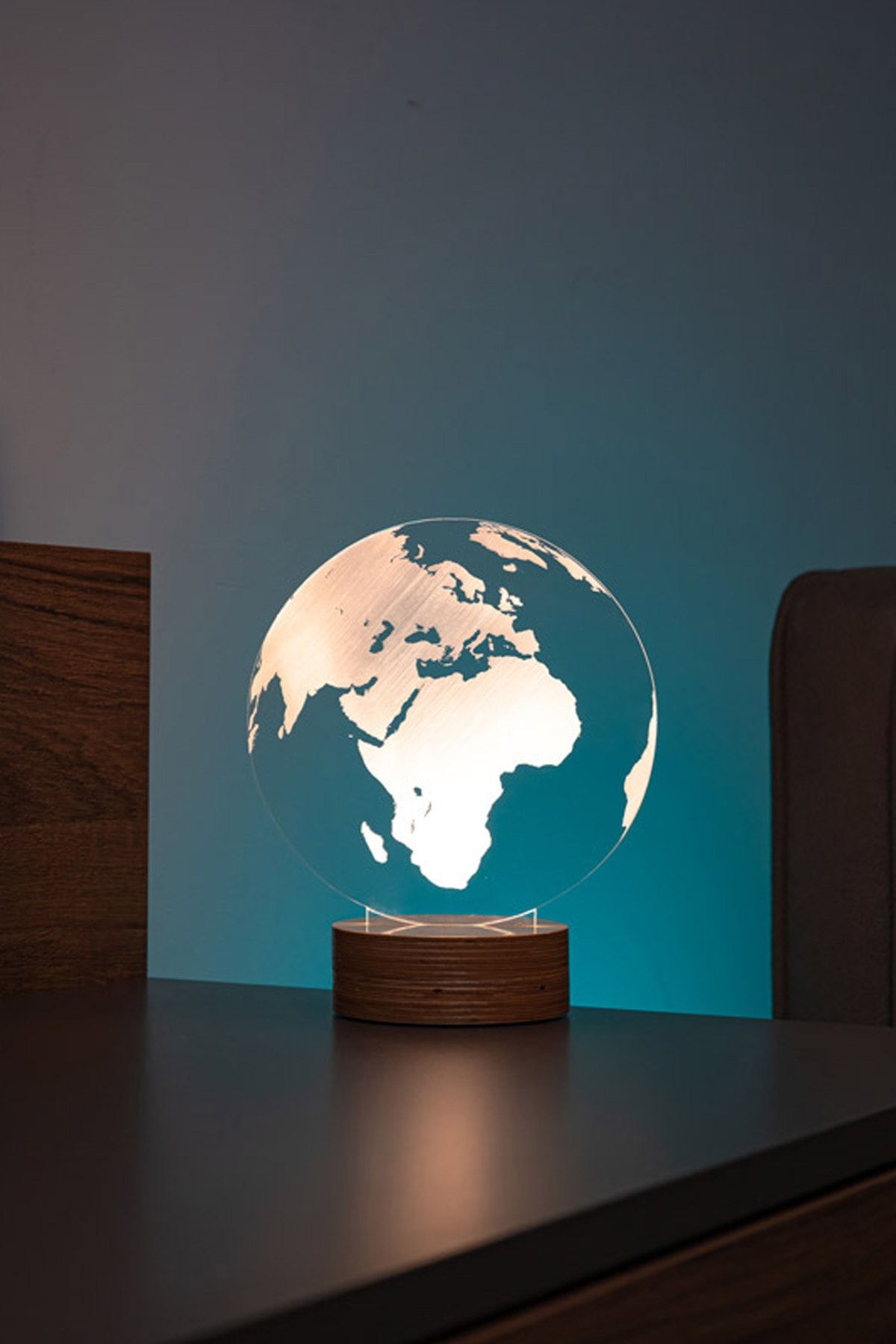 BY-LAMP Dünya Haritası Figürlü Dekoratif Hediye Led Masa Lambası | 7 Işık Rengi | Ahşap Taban