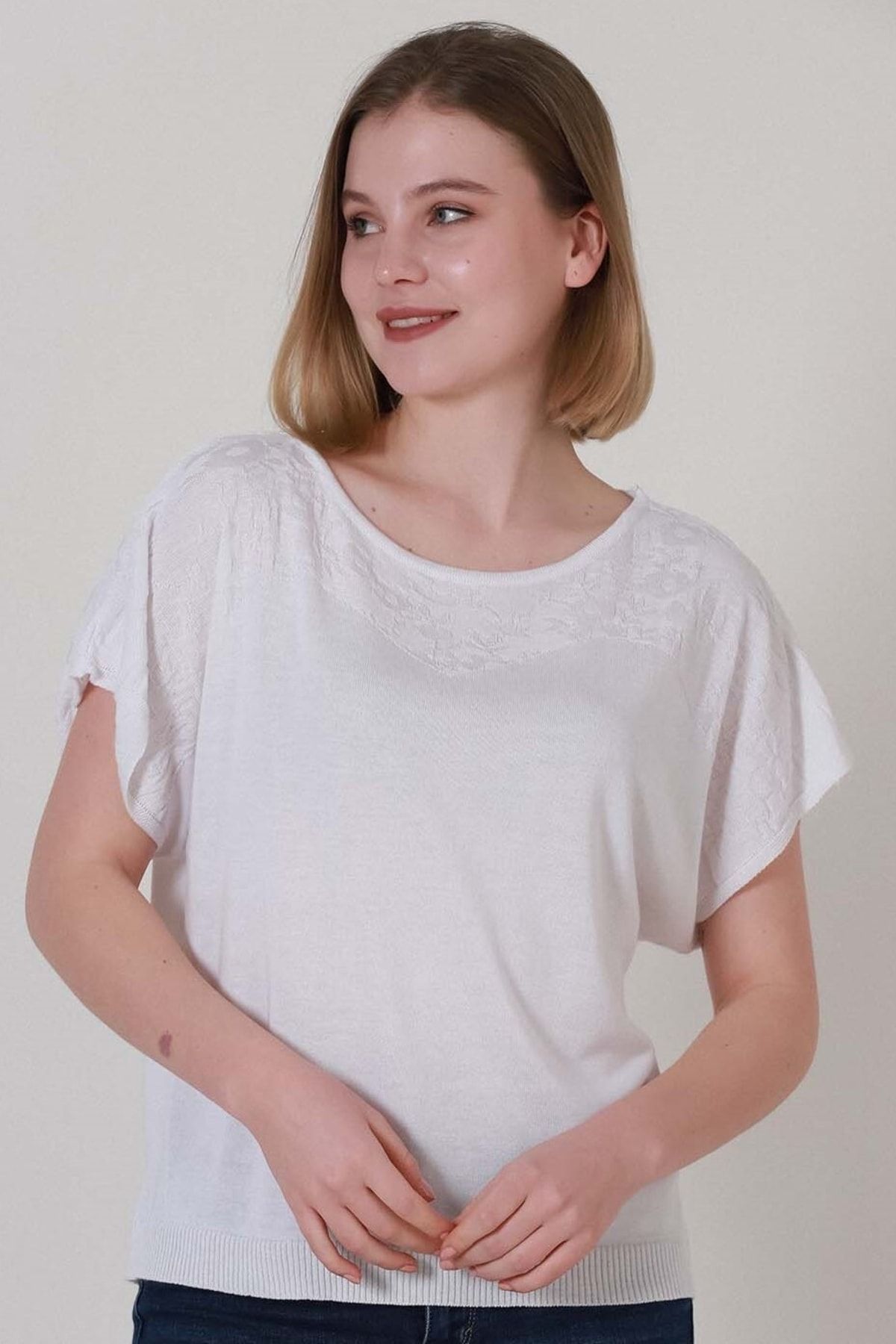 VEGENZE Kadın Beyaz Kabartma Desenli Yazlık Ince Triko Bluz