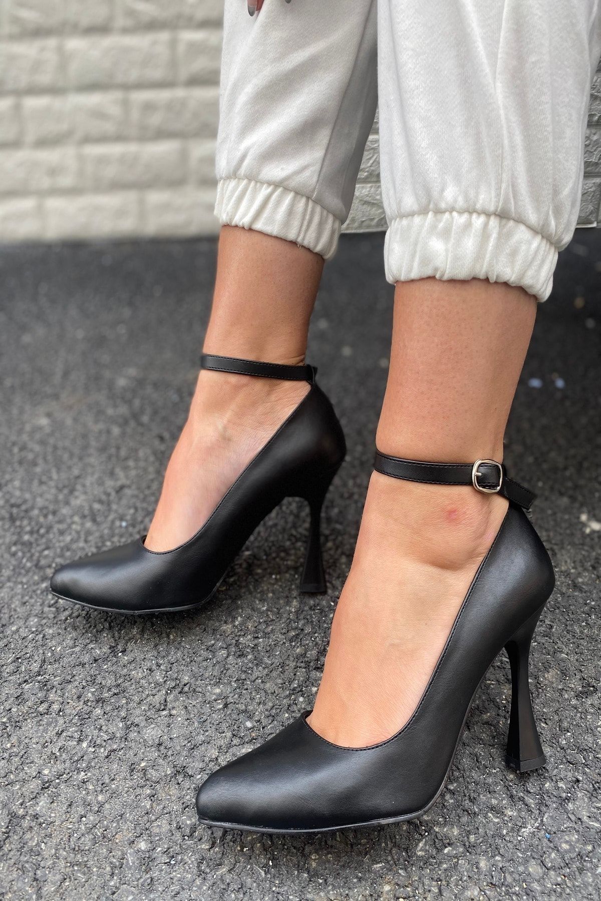 İnan Ayakkabı Kadın Siyah Bilekten Tokalı Sivri Burun Topuklu Ayakkabı