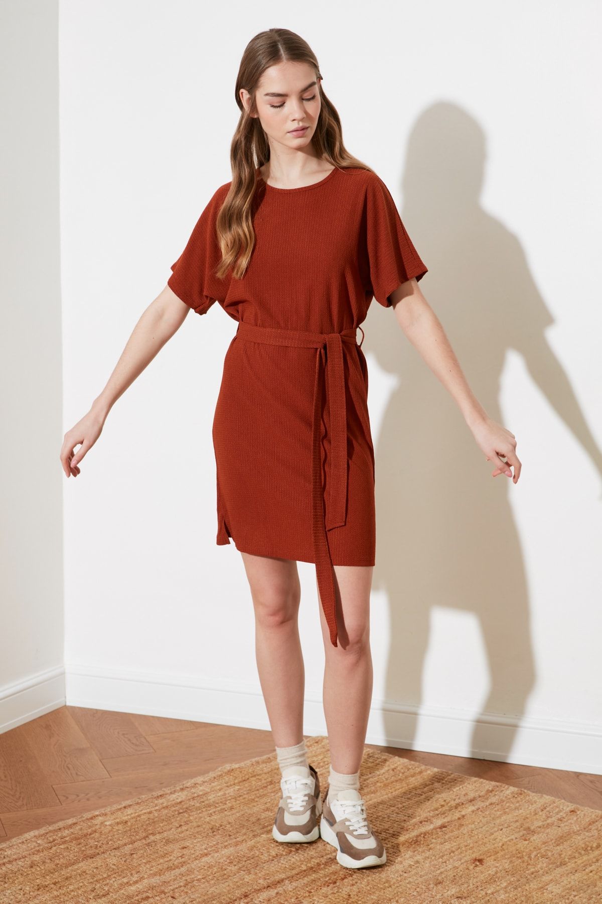 TRENDYOLMİLLA Kiremit Bağlama Detaylı Örme Elbise TWOSS21EL2015