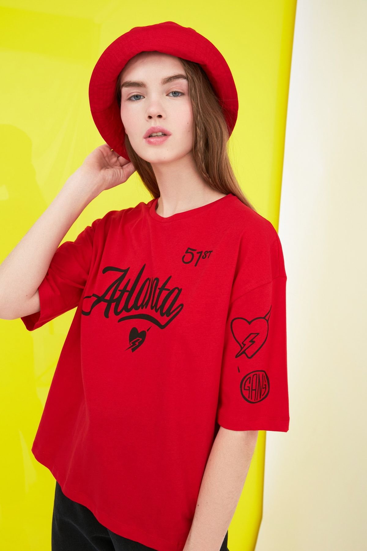 TRENDYOLMİLLA Kırmızı Baskılı Loose Örme T-Shirt TWOSS21TS0138
