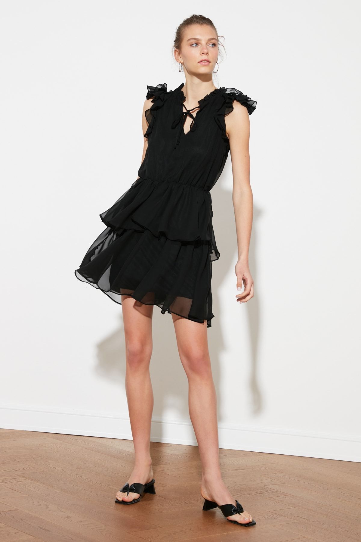 TRENDYOLMİLLA Siyah Yaka Detaylı Fırfırlı Elbise TWOSS21EL1568