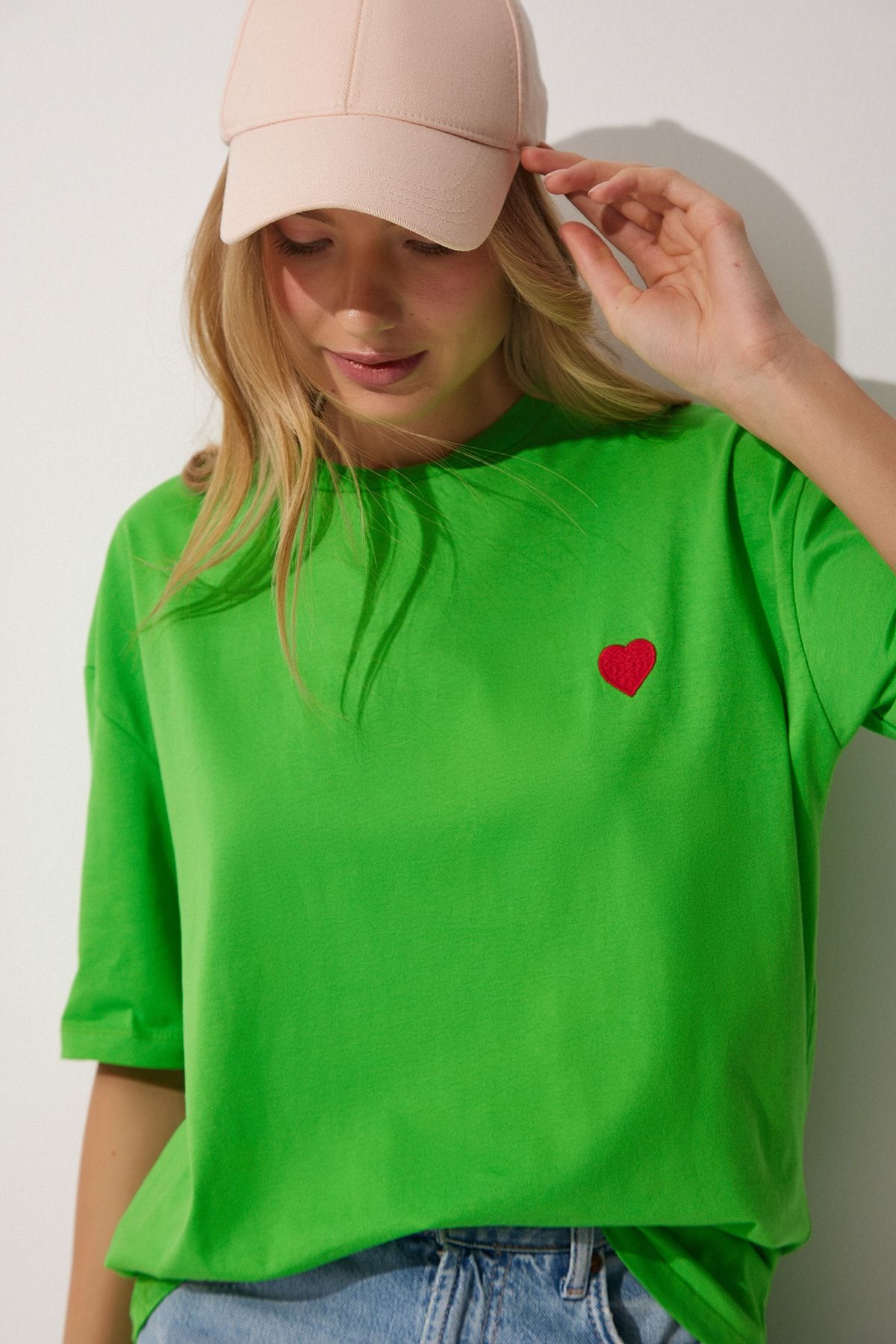 Happiness İstanbul Kadın Yeşil Kalp Nakışlı Pamuklu Oversize T-Shirt CR00405