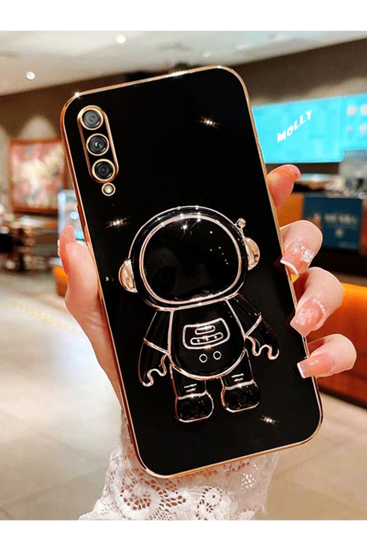 Molly Technology Galaxy A70 Için Siyah Astronot Standlı Kenarları Gold Detaylı Lüks Silikon Kılıf