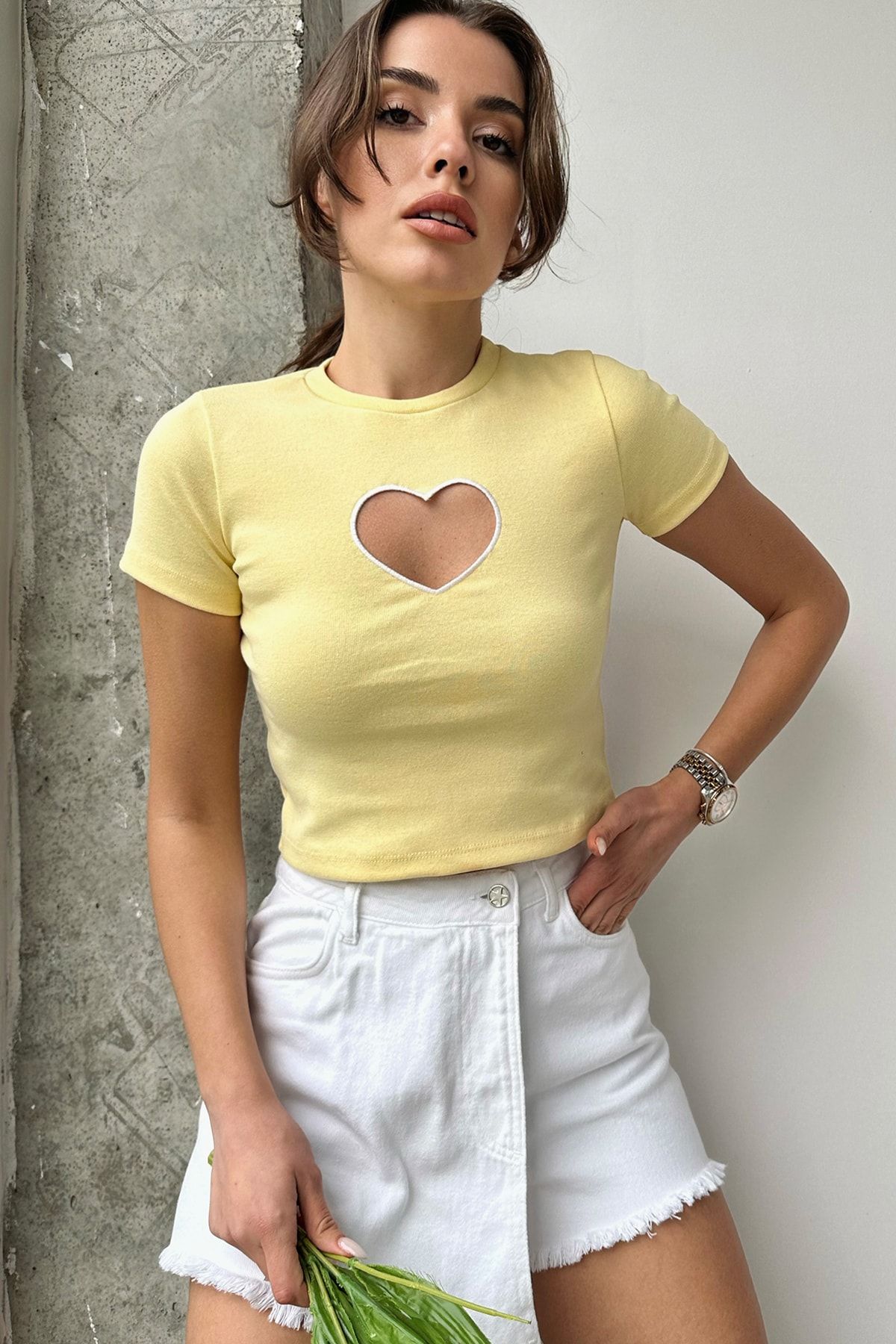 Trend Alaçatı Stili Kadın Sarı Bisiklet Yaka Kalp Nakış Yarım Kollu Örme Crop Bluz