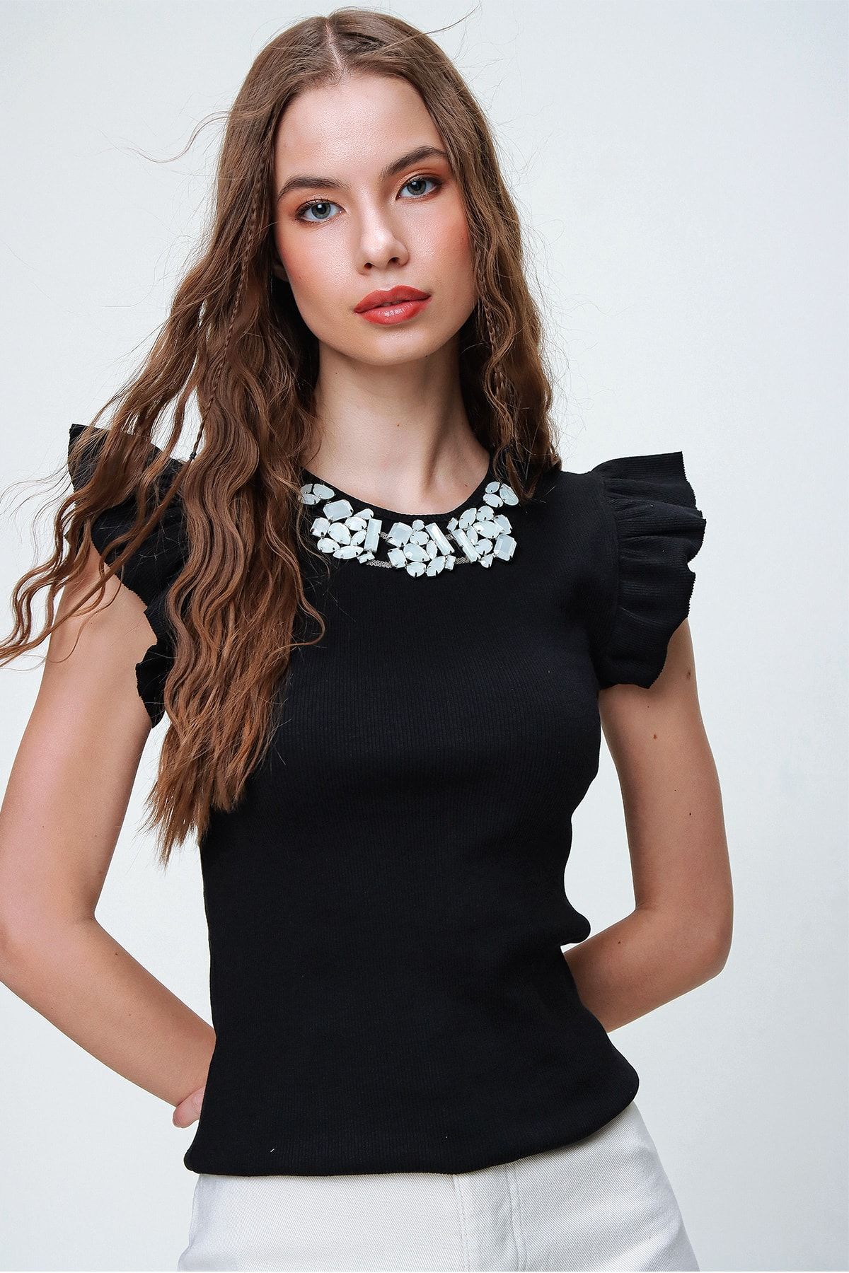 Trend Alaçatı Stili Kadın Siyah Metal Aksesuarlı Kolu Fırfırlı Kaşkorse Bluz ALC-X5978