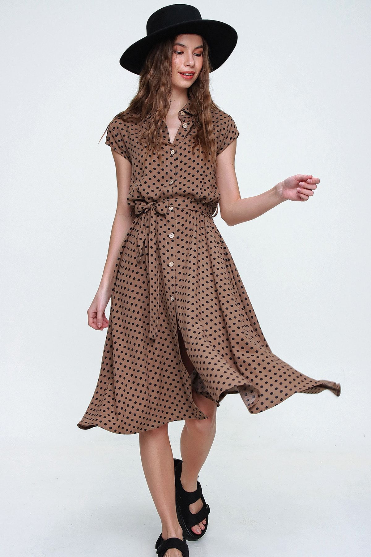Trend Alaçatı Stili Kadın Vizon Kolsuz Puantiyeli Dokuma Gömlek Elbise ALC-X5852