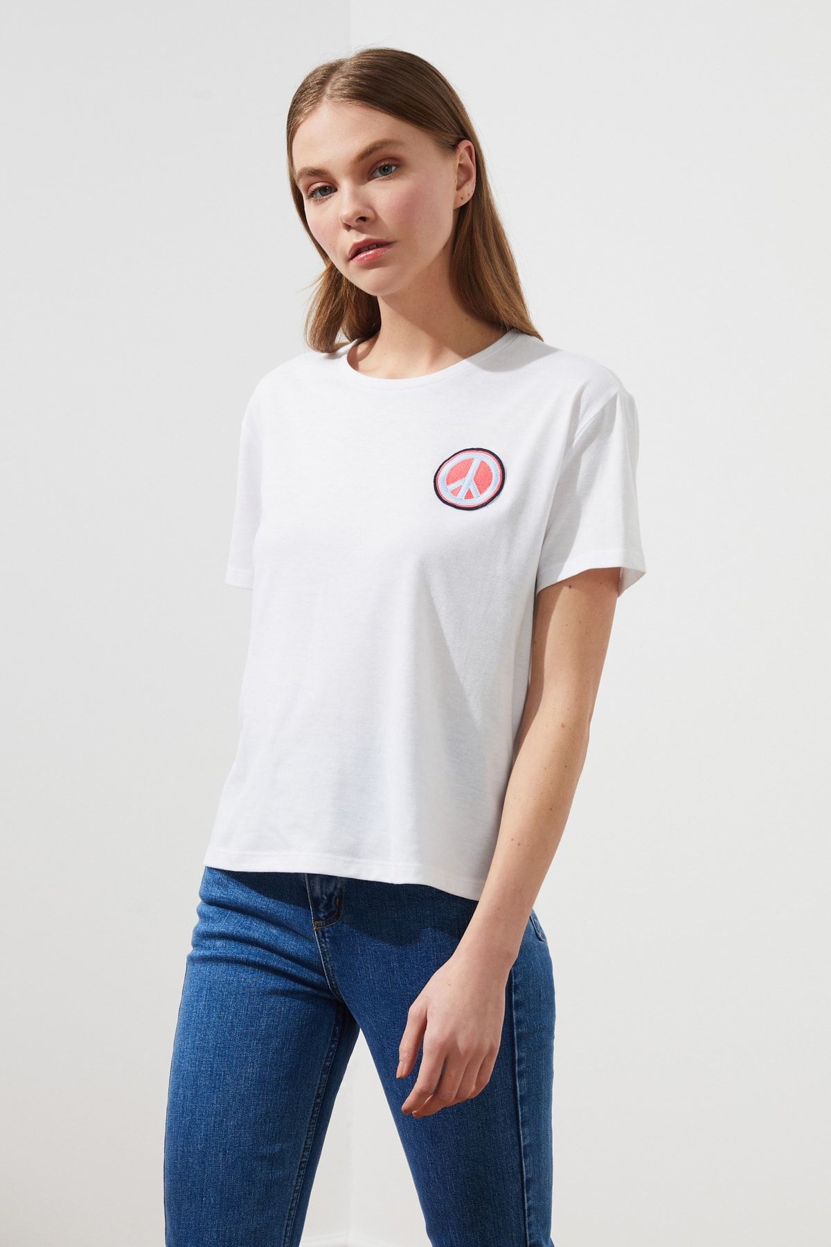 TRENDYOLMİLLA Beyaz Patch Detaylı Semiftted Örme T-Shirt TWOSS21TS0324