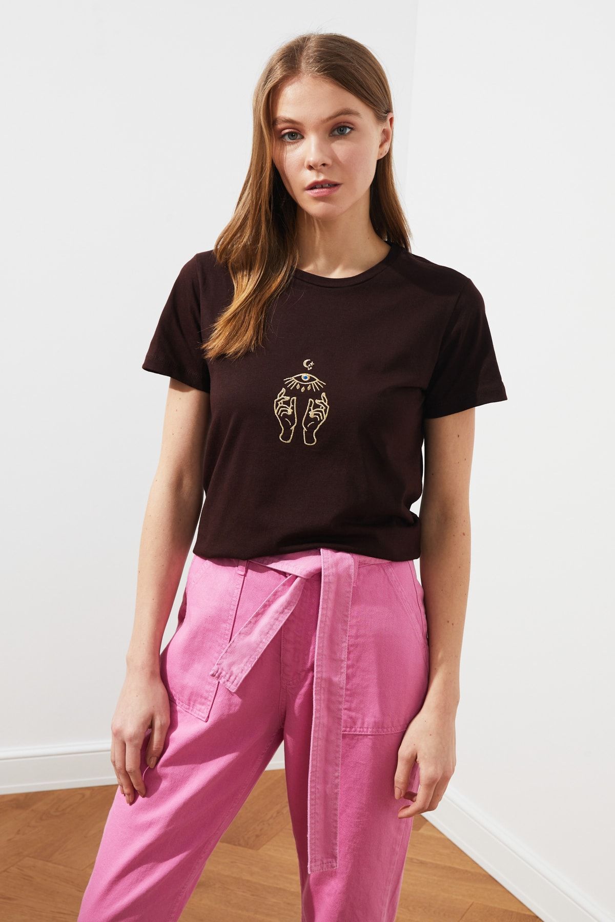 TRENDYOLMİLLA Koyu Kahverengi Nakışlı Basic Örme T-Shirt TWOSS20TS0553