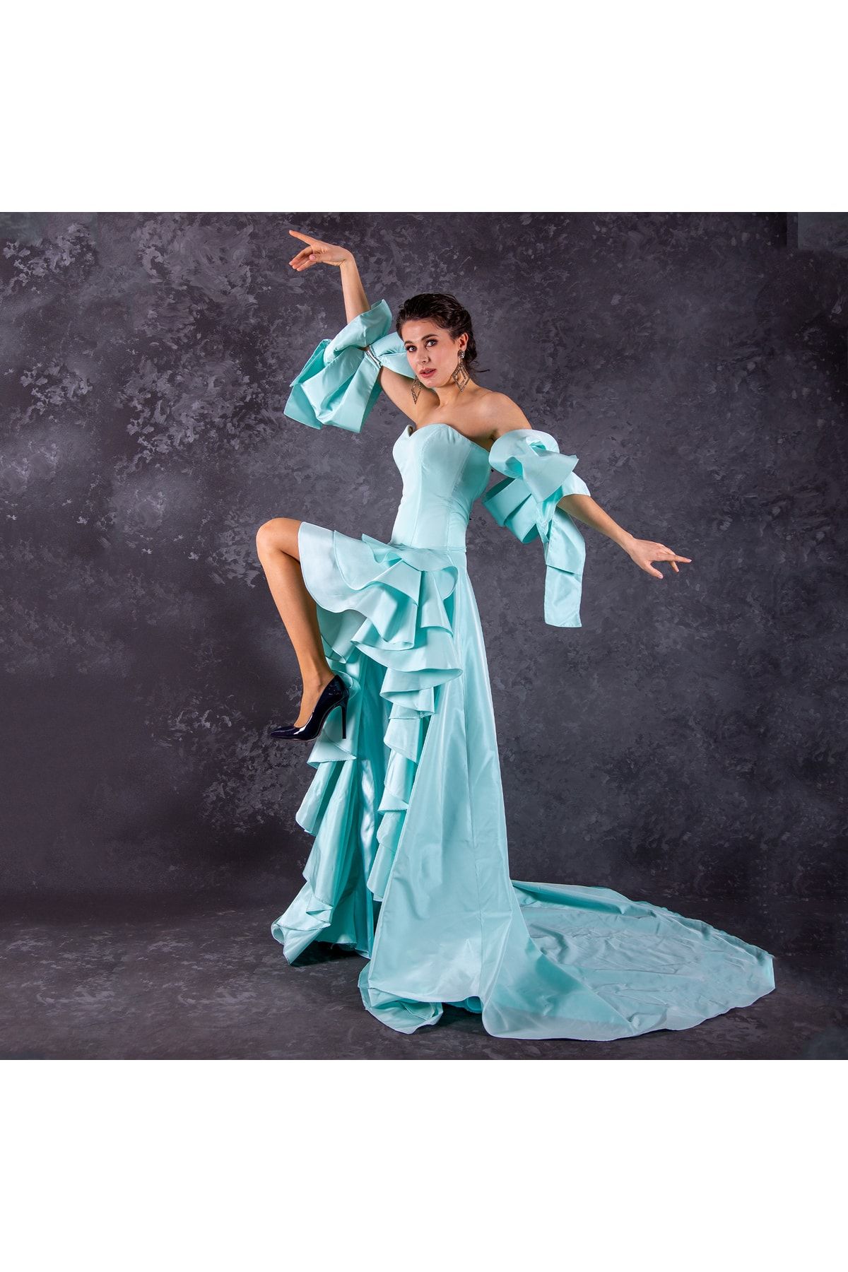 Rheme And Fons Özel Tasarım Couture El Işçiliği Kol Detaylı Uzun Fırfırlı Abiye Elbise Mavi