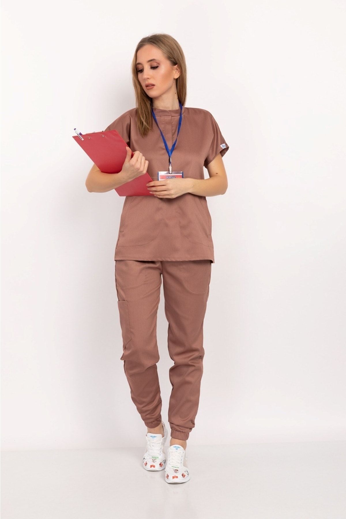 Nur Medikal Giyim Sütlü Kahve Renk Çağla Model Elit Likra Hakim Yaka Çıt Çıtlı Doktor Hemşire Üniforma Takım