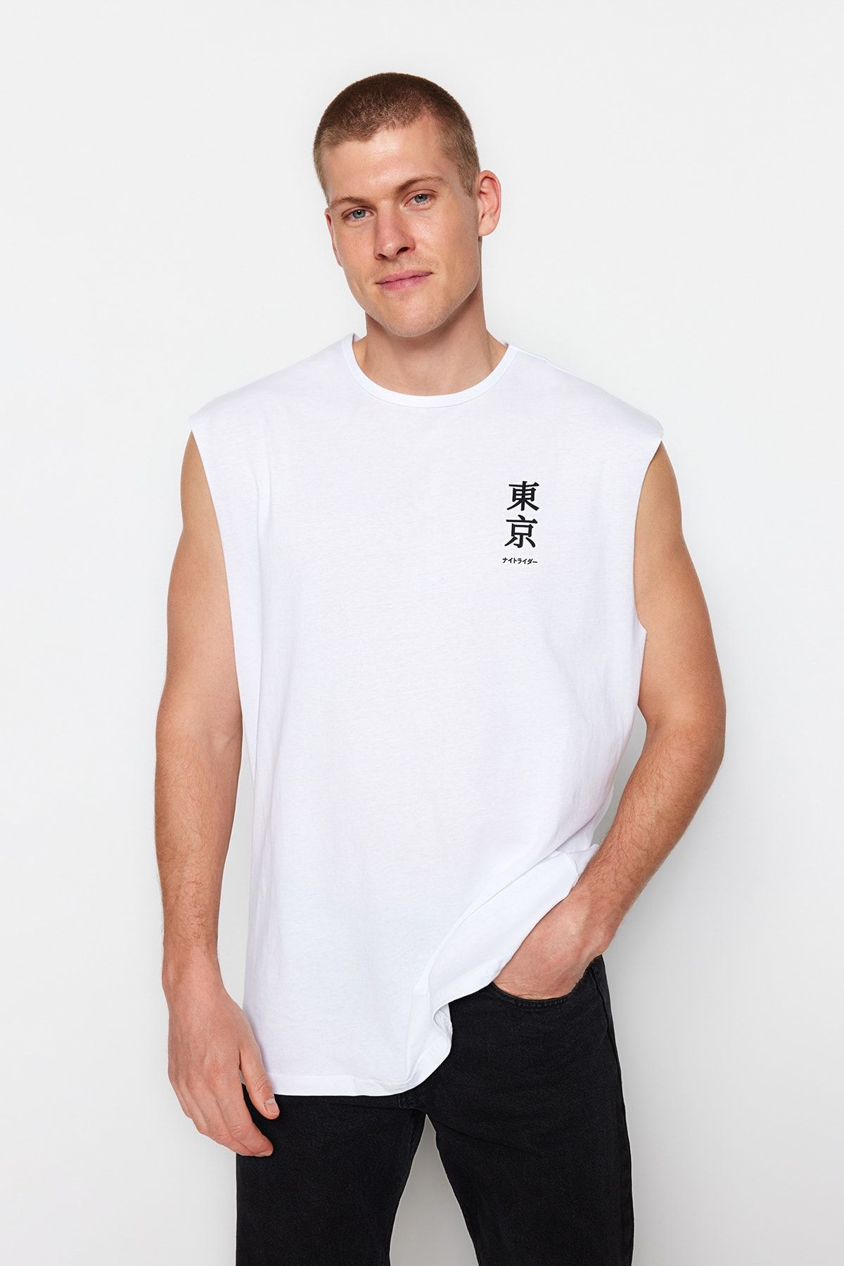TRENDYOL MAN Beyaz  Oversize/Geniş Kesim Yazı Baskılı %100 Pamuk Kolsuz T-Shirt/Atlet TMNSS23AL00007