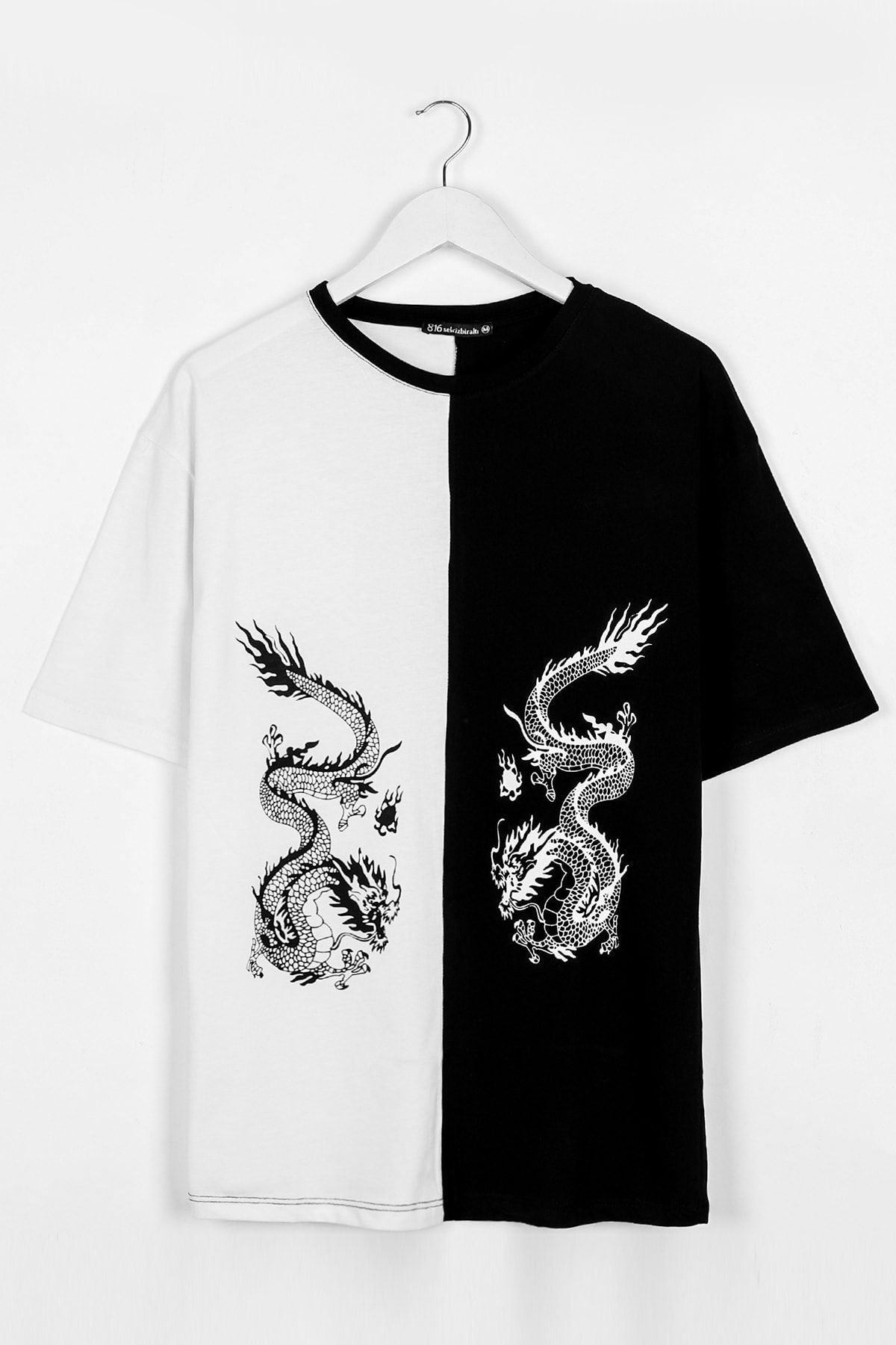 Sekizbiraltı Ejderha Baskılı Siyah - Beyaz Parçalı Oversize Unisex Tshirt