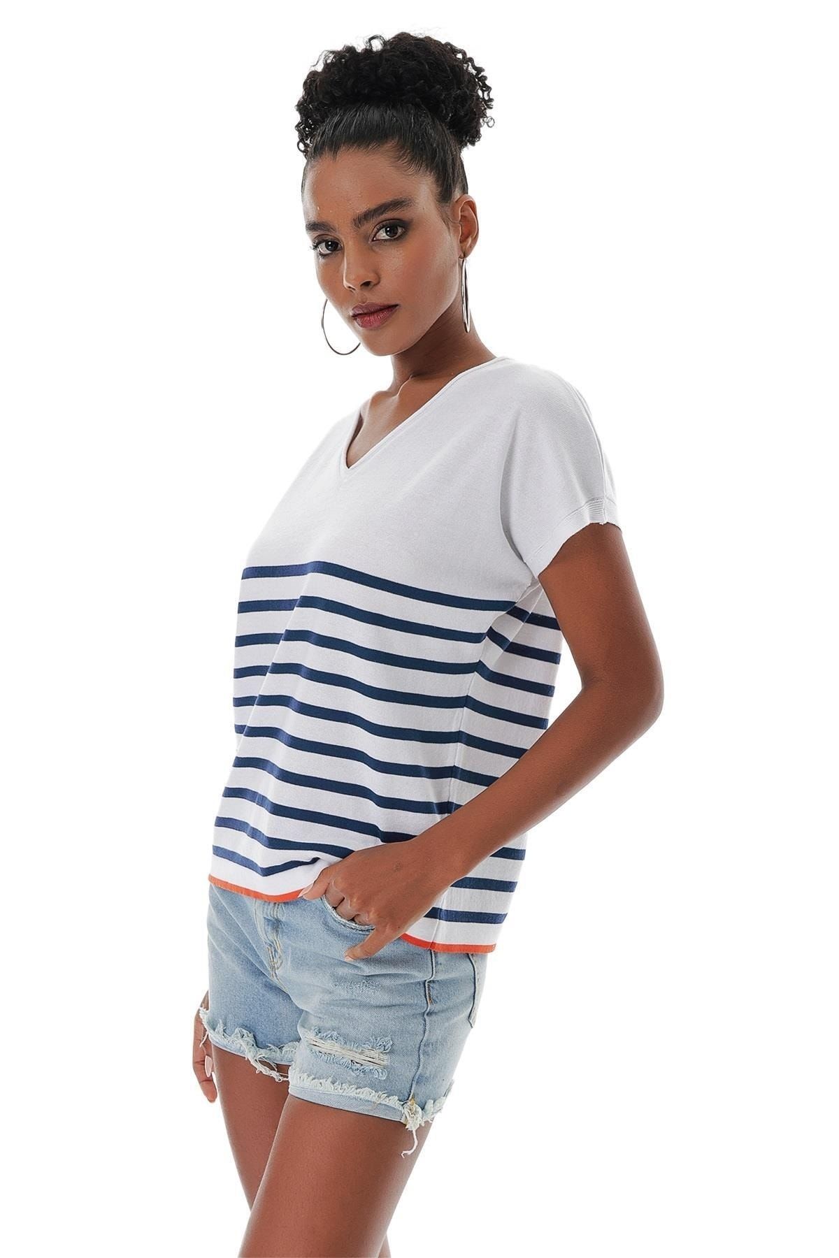 CHUBA Kadın V Yaka Çizgili Rahat Form Marin Kısa Kollu Ince Triko T-shirt Beyaz-navy 23s1009