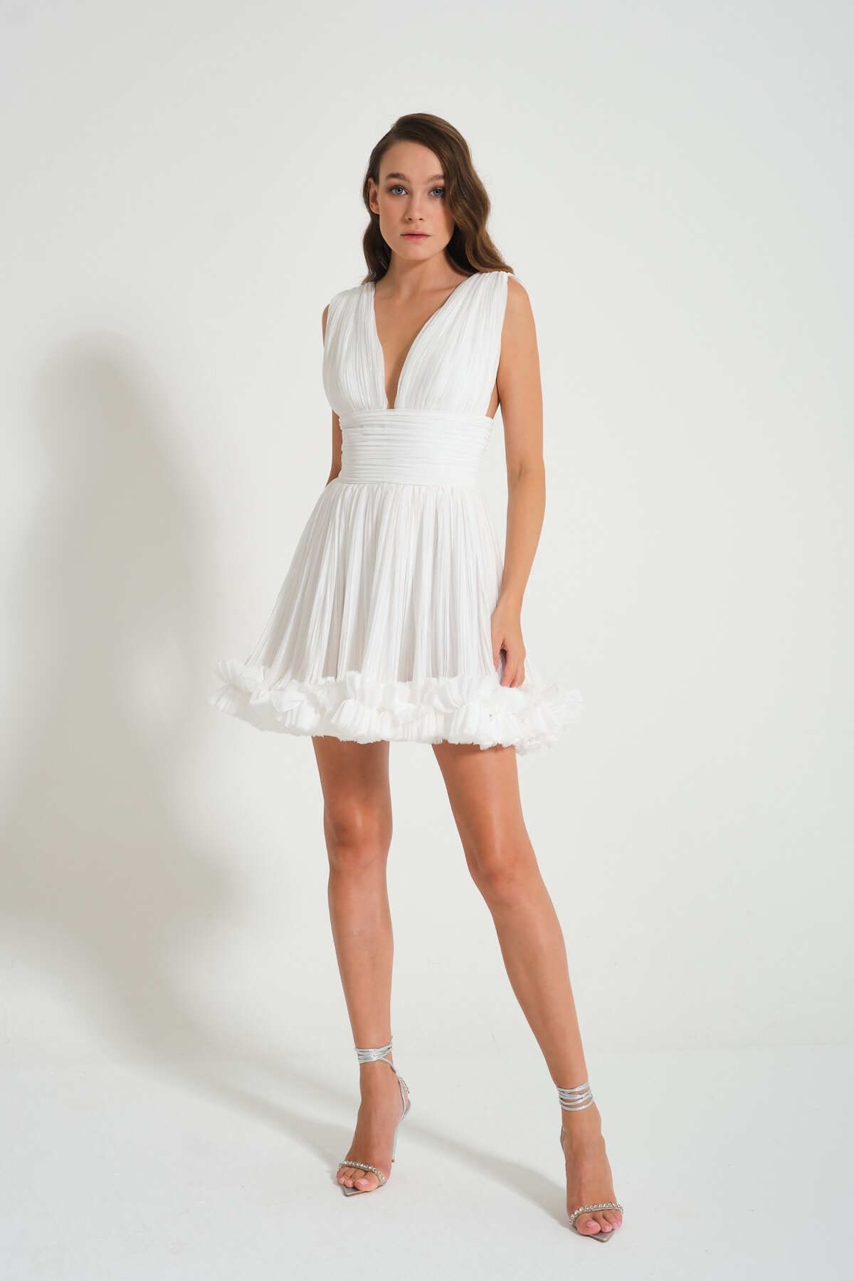Tara Coşkuntuncel Lotus Beyaz Piliseli Şifon Fırfırlı Mini Elbise