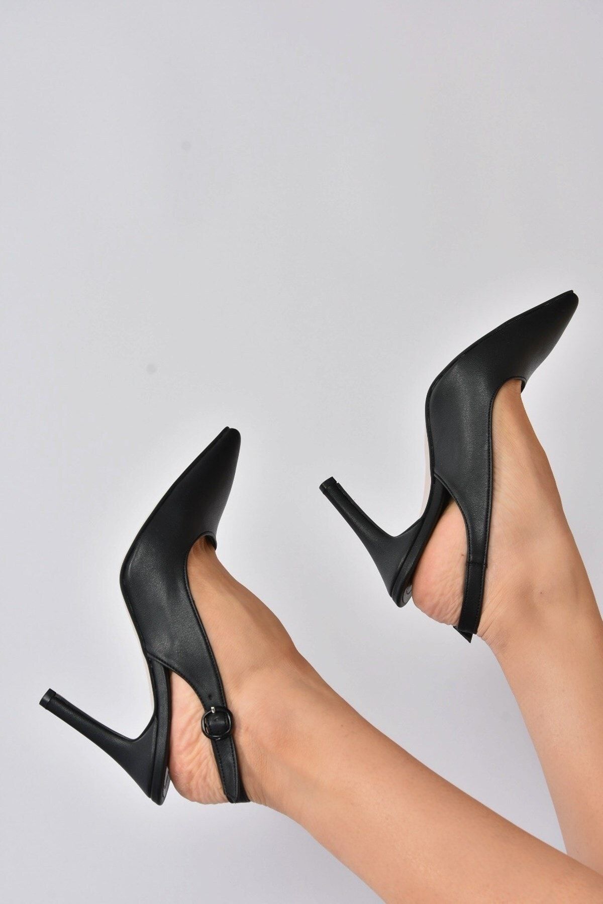 Fox Shoes Kadın Siyah Suni Deri Sivri Burun Topuklu Ayakkabı K404910309