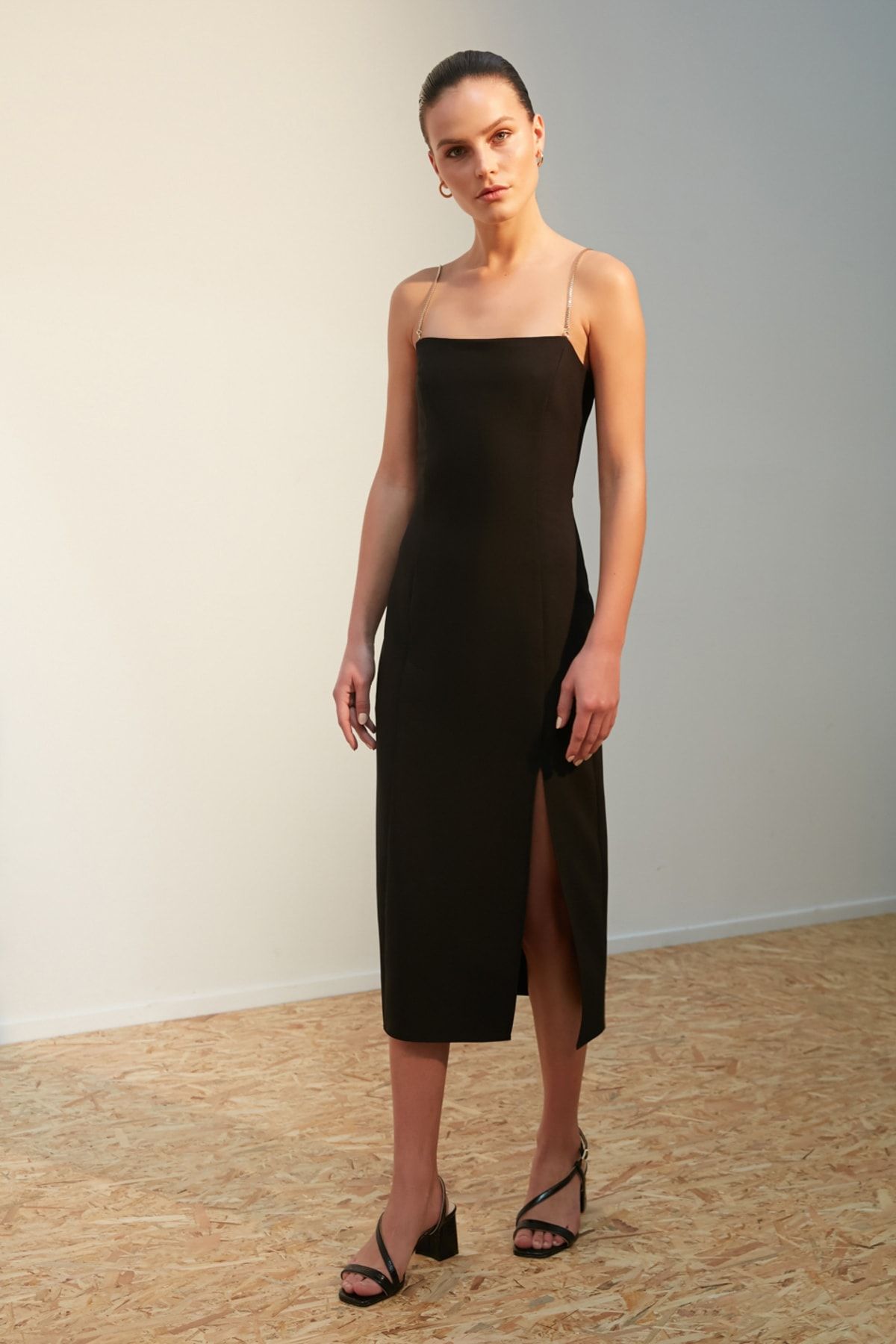 Mudo Kadın Siyah Zincir Detaylı Midi Elbise 365230