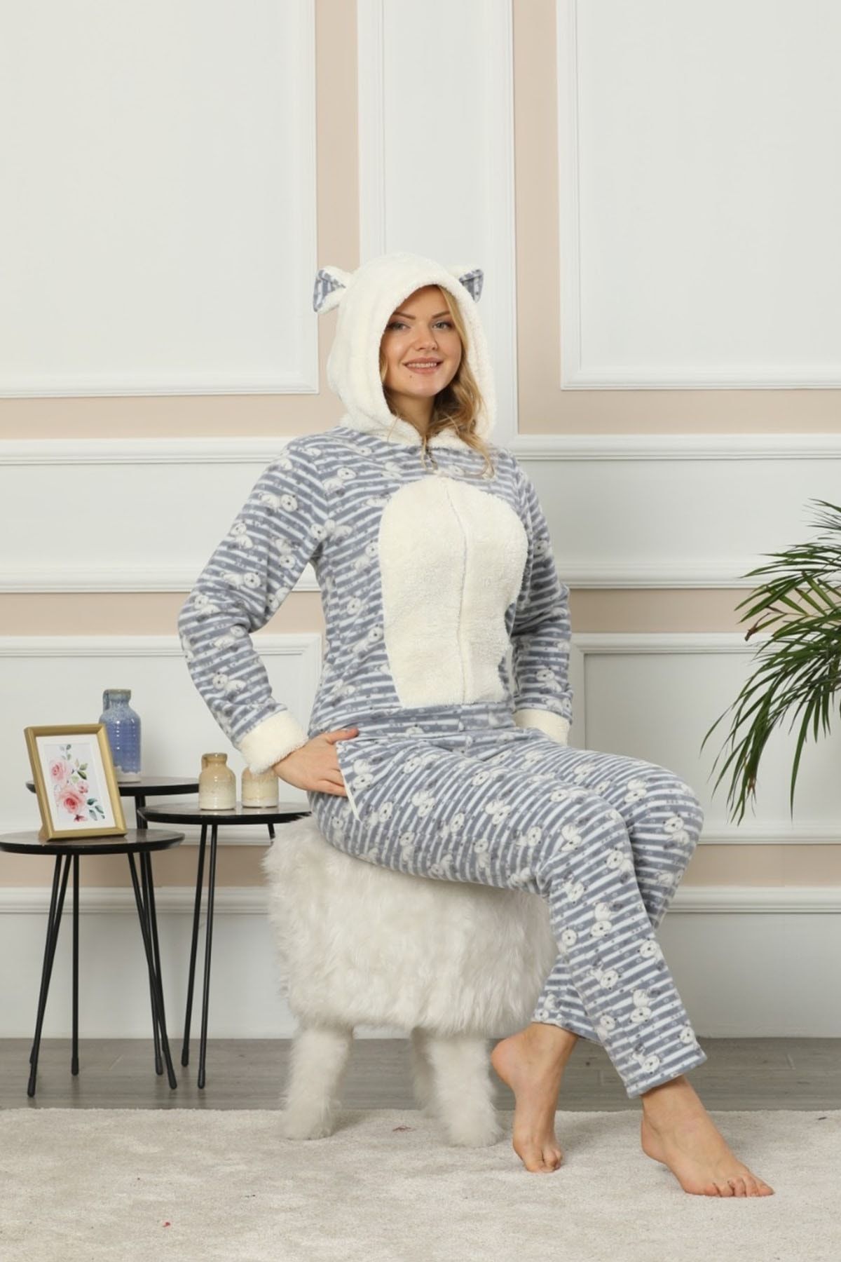 Pijamaevi Kadın Gri Ekru Kedi Desenli Polar Peluş Tulum Pijama Takımı
