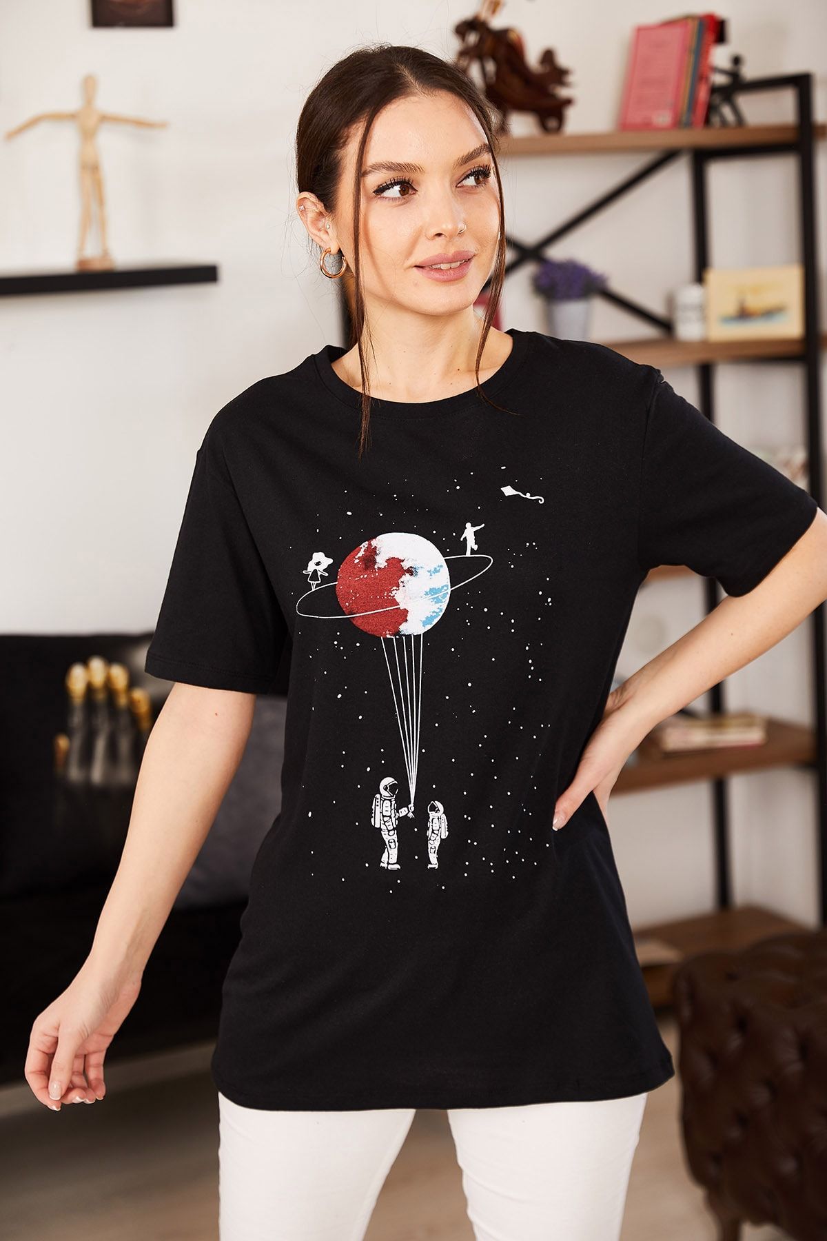armonika Kadın Siyah Satürn Baskılı T-Shirt ARM-20Y012007