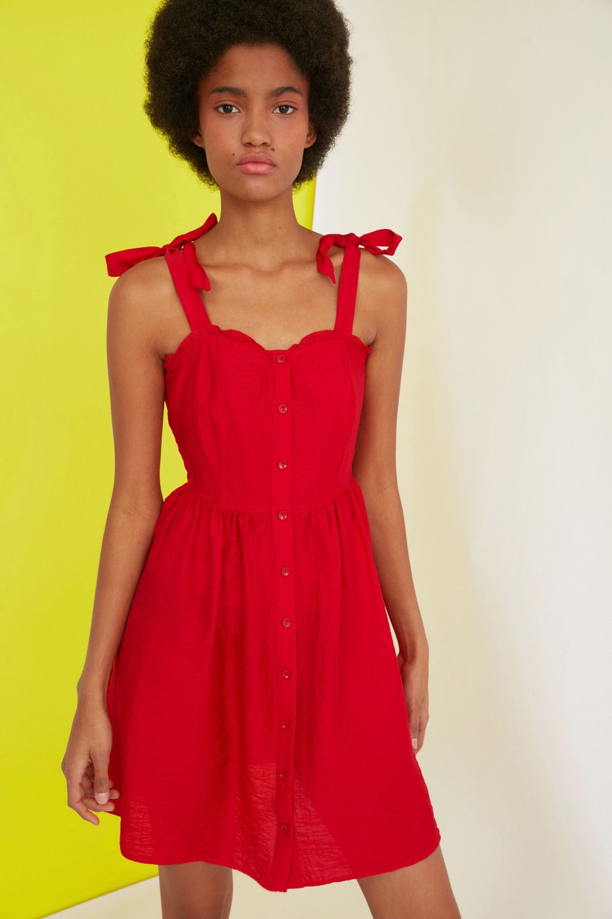TRENDYOLMİLLA Kırmızı Askılı Düğme Detaylı Elbise TWOSS21EL1291