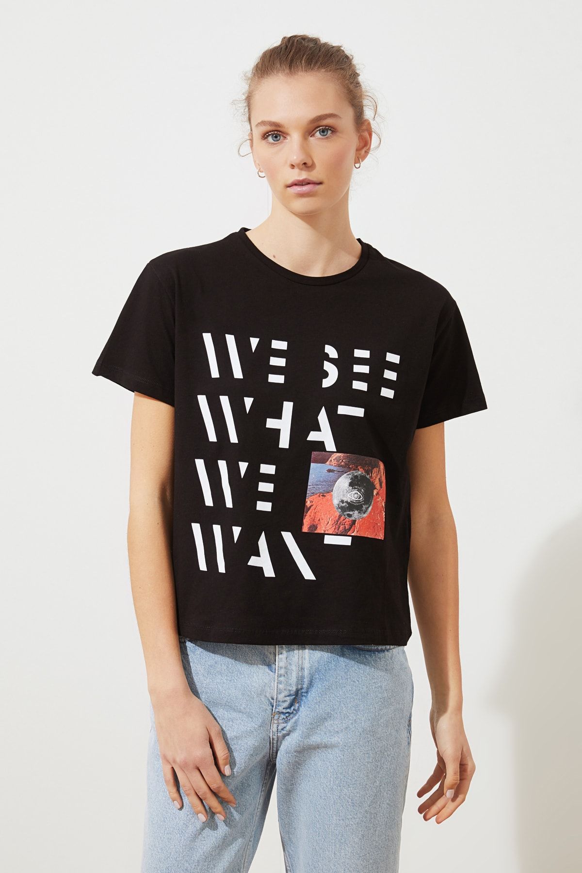 TRENDYOLMİLLA Siyah Baskılı Semifitted Örme T-Shirt TWOSS21TS1767