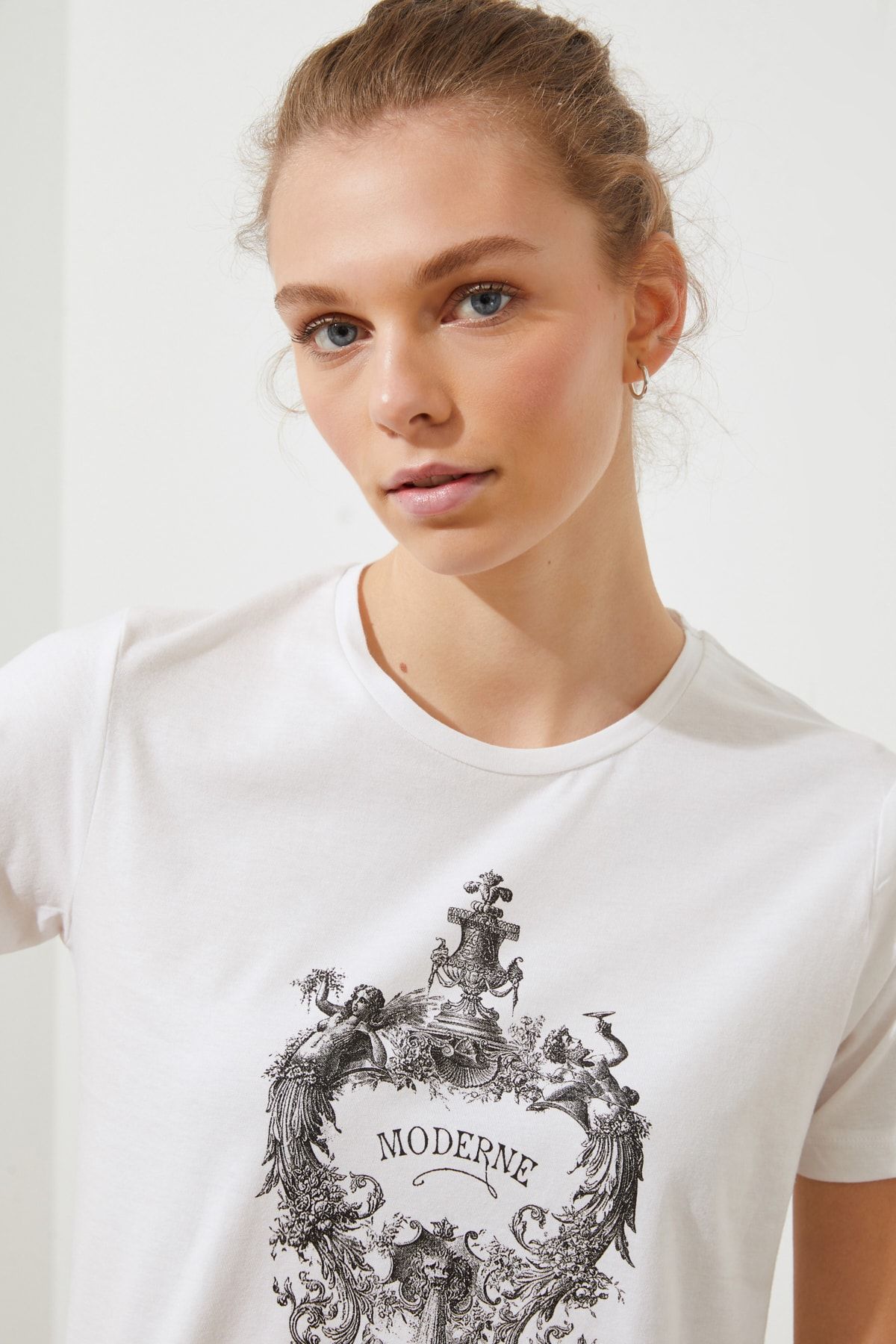 TRENDYOLMİLLA Beyaz Baskılı Basic Örme T-Shirt TWOSS21TS2058