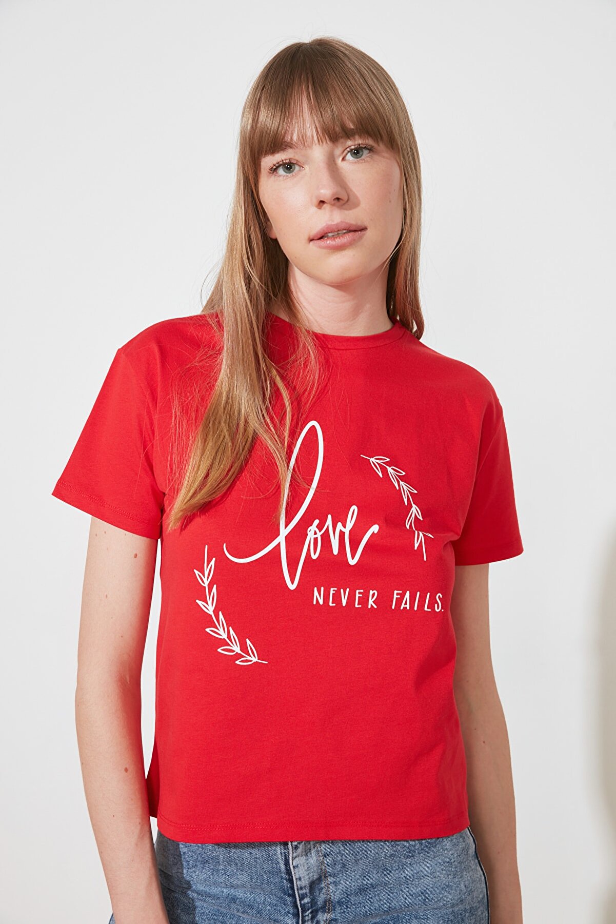 TRENDYOLMİLLA Kırmızı Baskılı Semifitted Örme T-Shirt TWOSS21TS1652