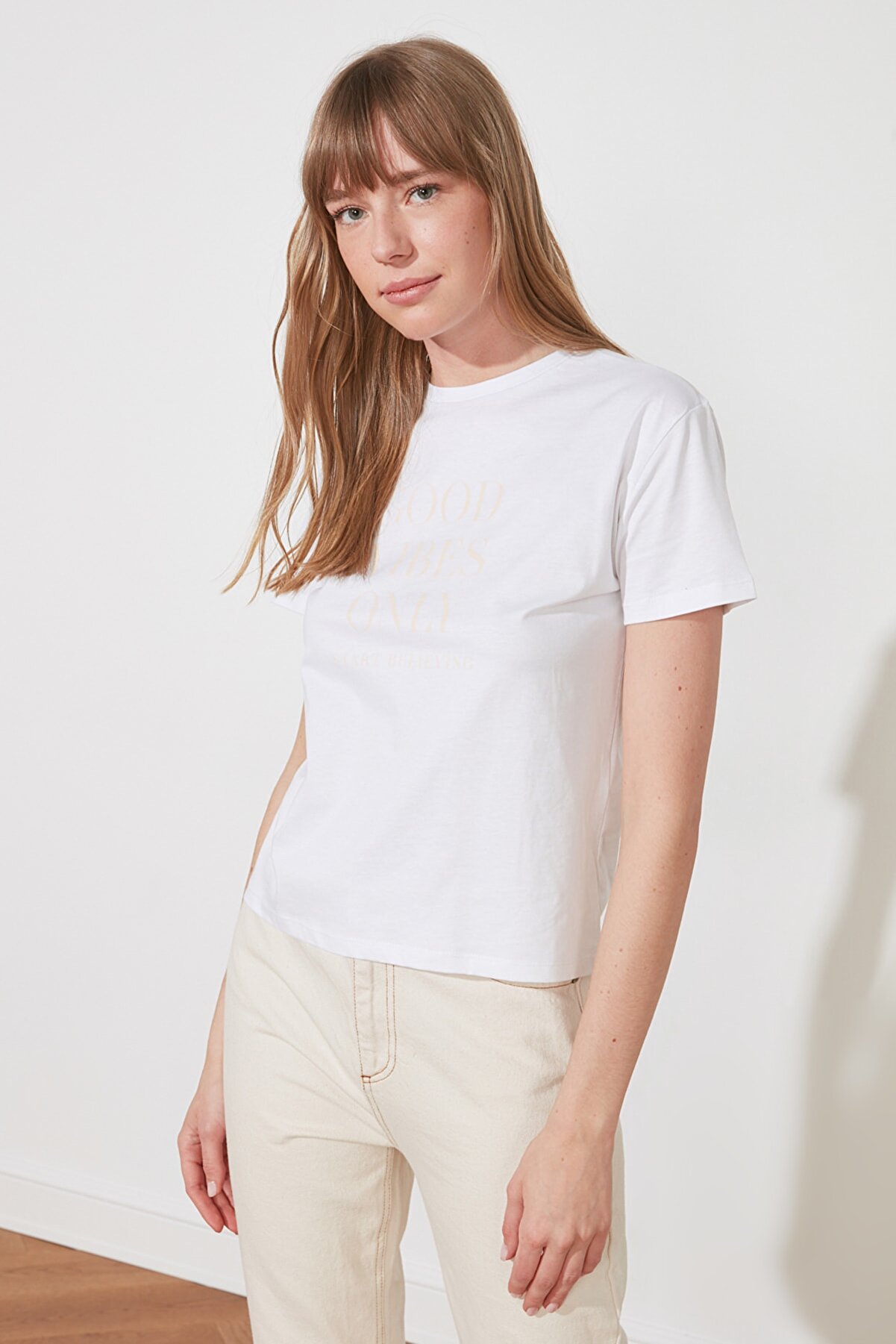 TRENDYOLMİLLA Beyaz Baskılı Semifitted Örme T-Shirt TWOSS21TS1869