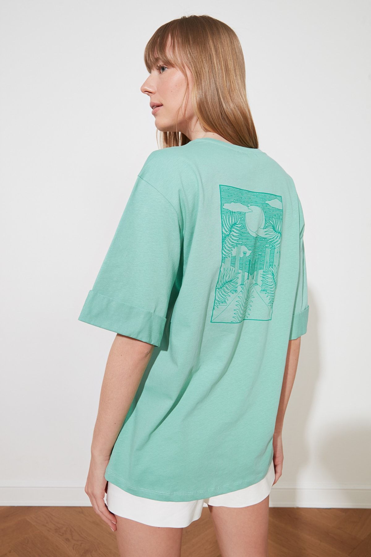 TRENDYOLMİLLA Yeşil Boyfriend Ön ve Sırt Baskılı Örme T-Shirt TWOSS21TS1557