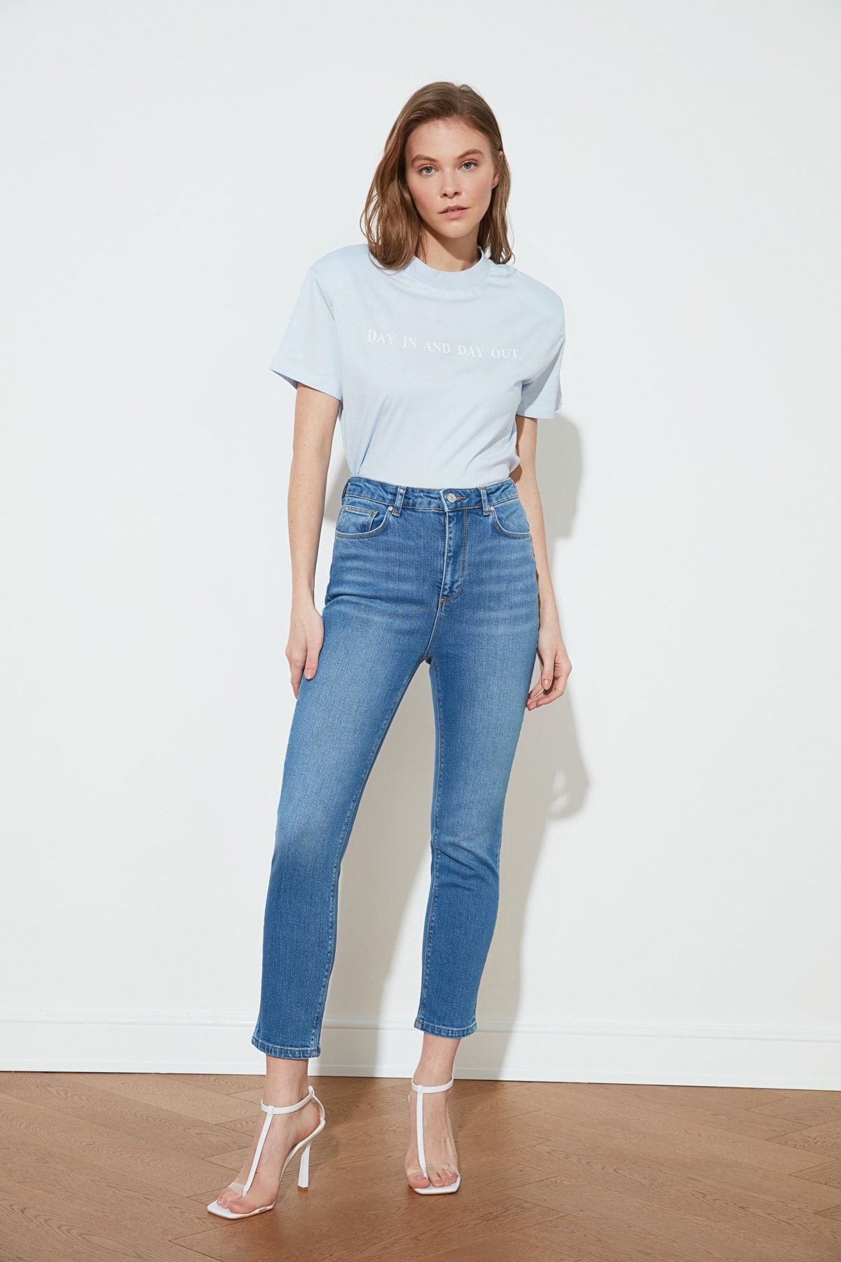 TRENDYOLMİLLA Koyu Mavi Yüksek Bel Slim Fit Jeans TWOSS21JE0408