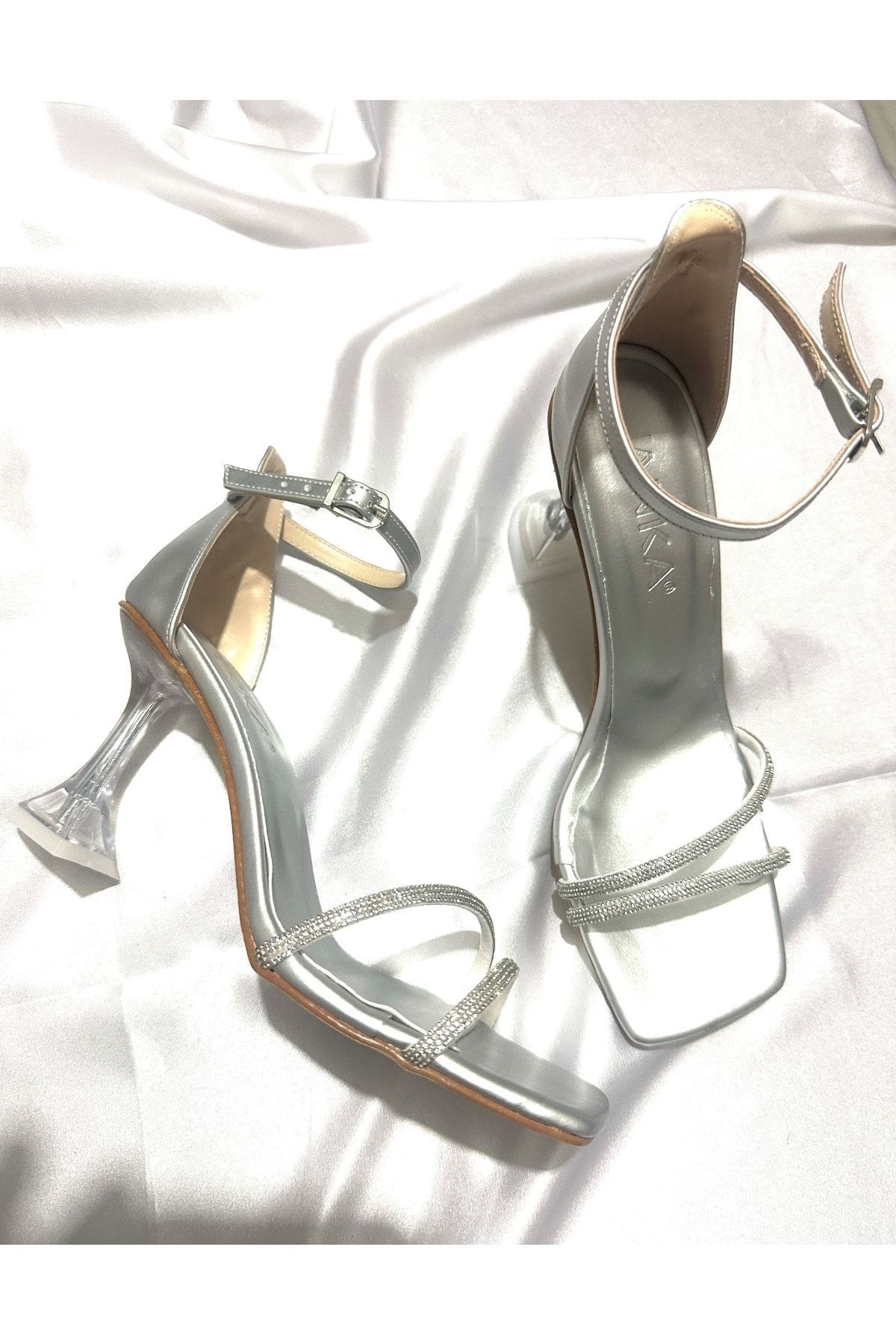 TrendyAnka Lady Gümüş Taşlı Çok Şık 8 Cm Şeffaf Topuklu Küt Kare Burunlu Düğün Nişan Abiye Ayakkabı Sandalet