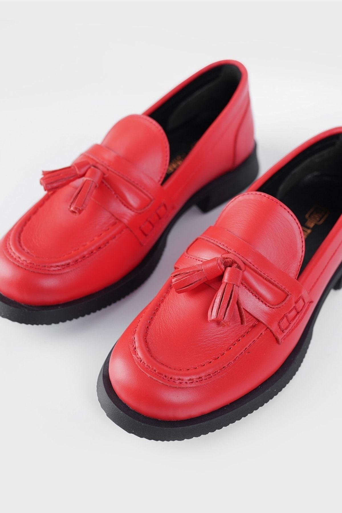 TUNAELLİ Kadın Kırmızı Hakiki Doğal Deri Püsküllü Loafer Ayakkabı