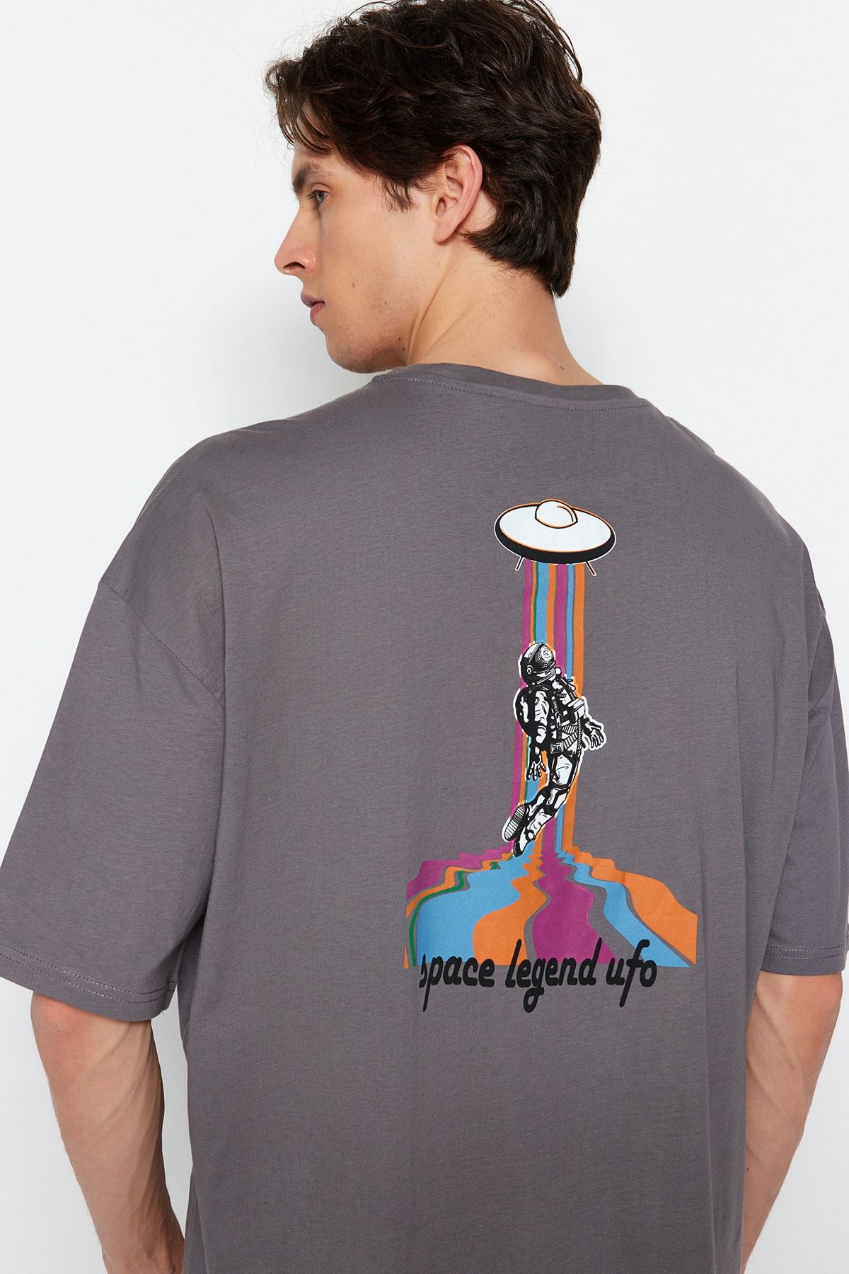 TRENDYOL MAN Gri Erkek Oversize/Geniş Kesim %100 Pamuklu Uzay Baskılı T-Shirt TMNSS21TS0754