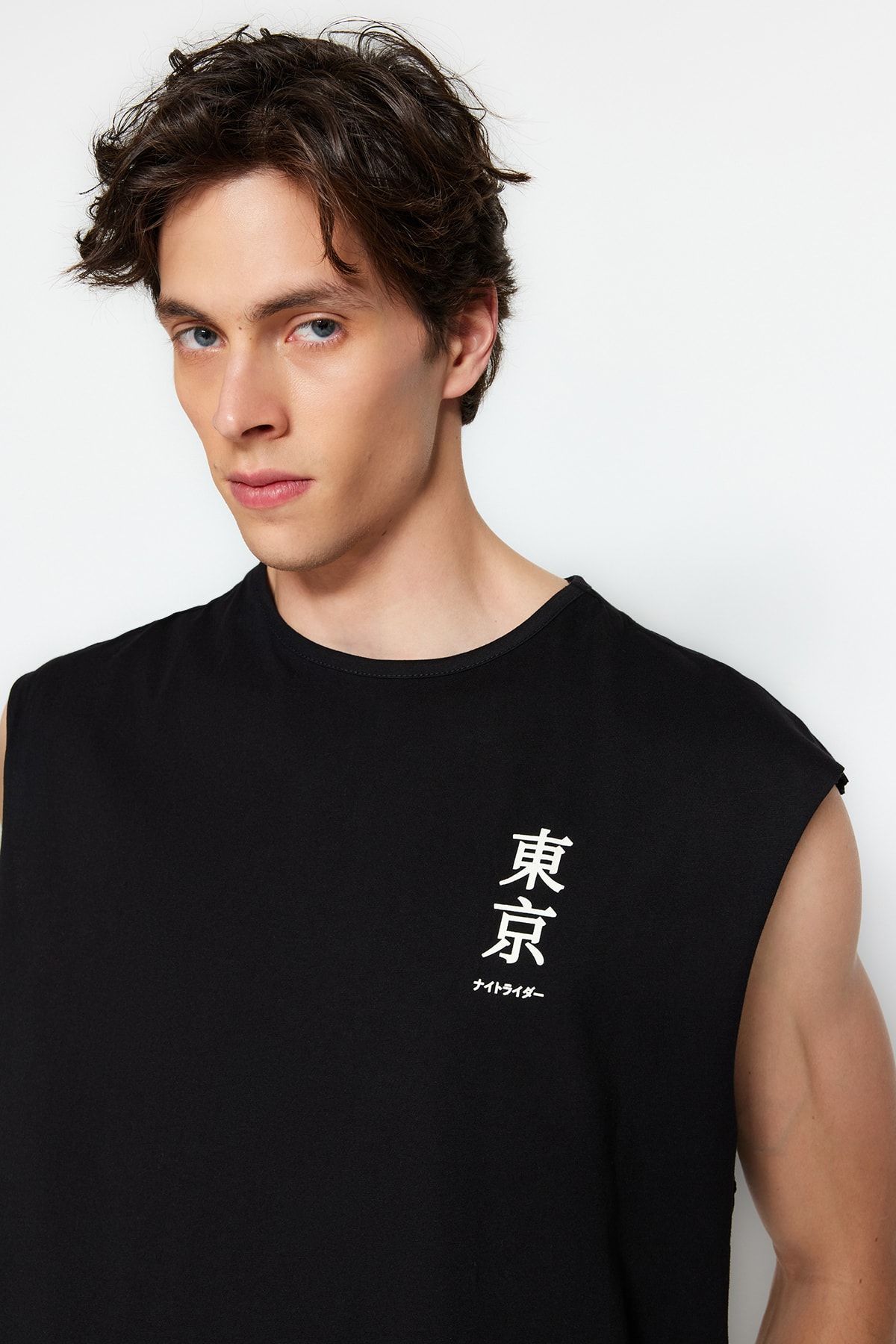 TRENDYOL MAN Siyah  Oversize Fit Uzak Doğu Baskılı Atlet-T-Shirt TMNSS23AL00007