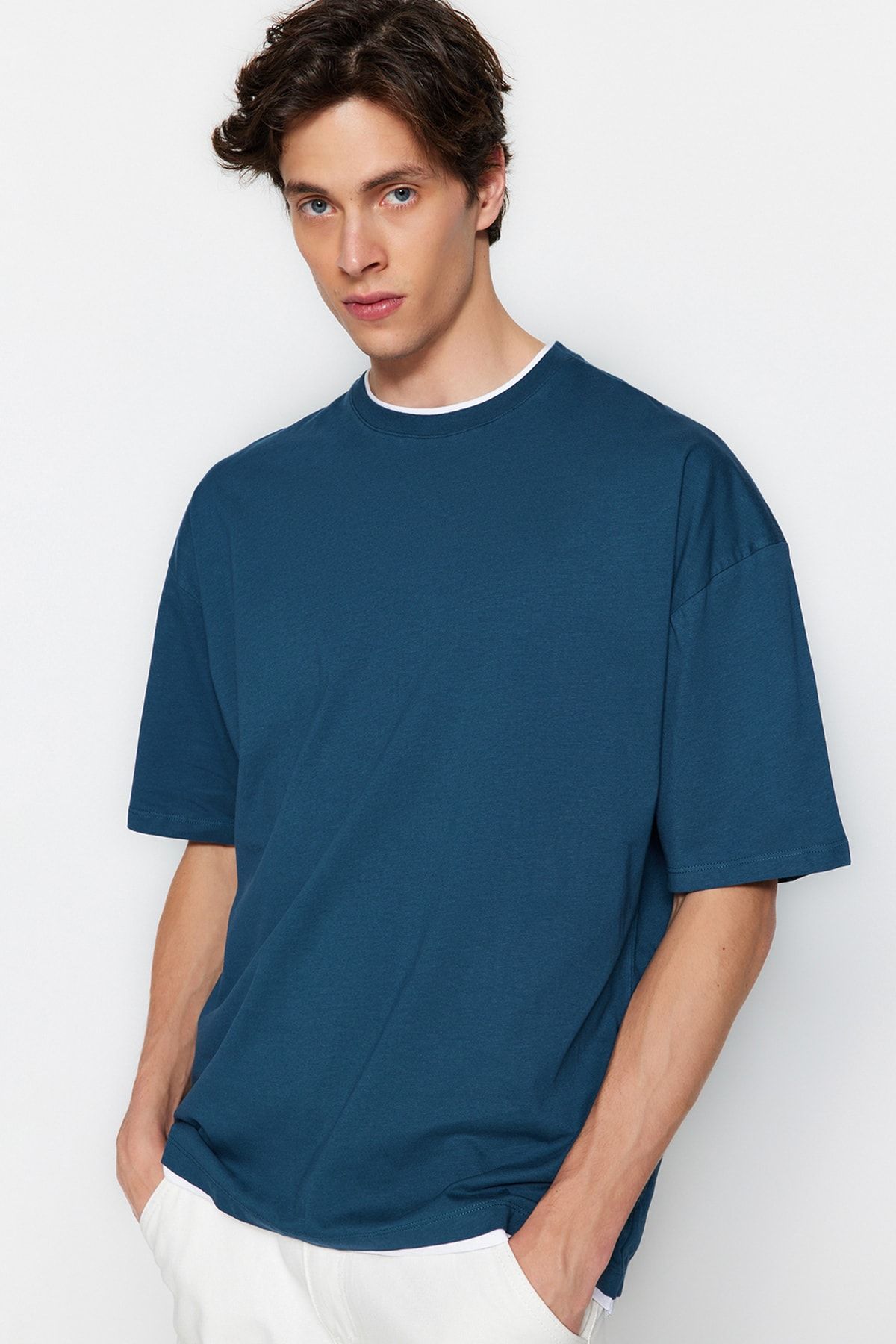 TRENDYOL MAN Oversize/Geniş Kesim Kısa Kol Kontrast Parça Detaylı Basic 1 Pamuk T-Shirt TMNSS23TS00339