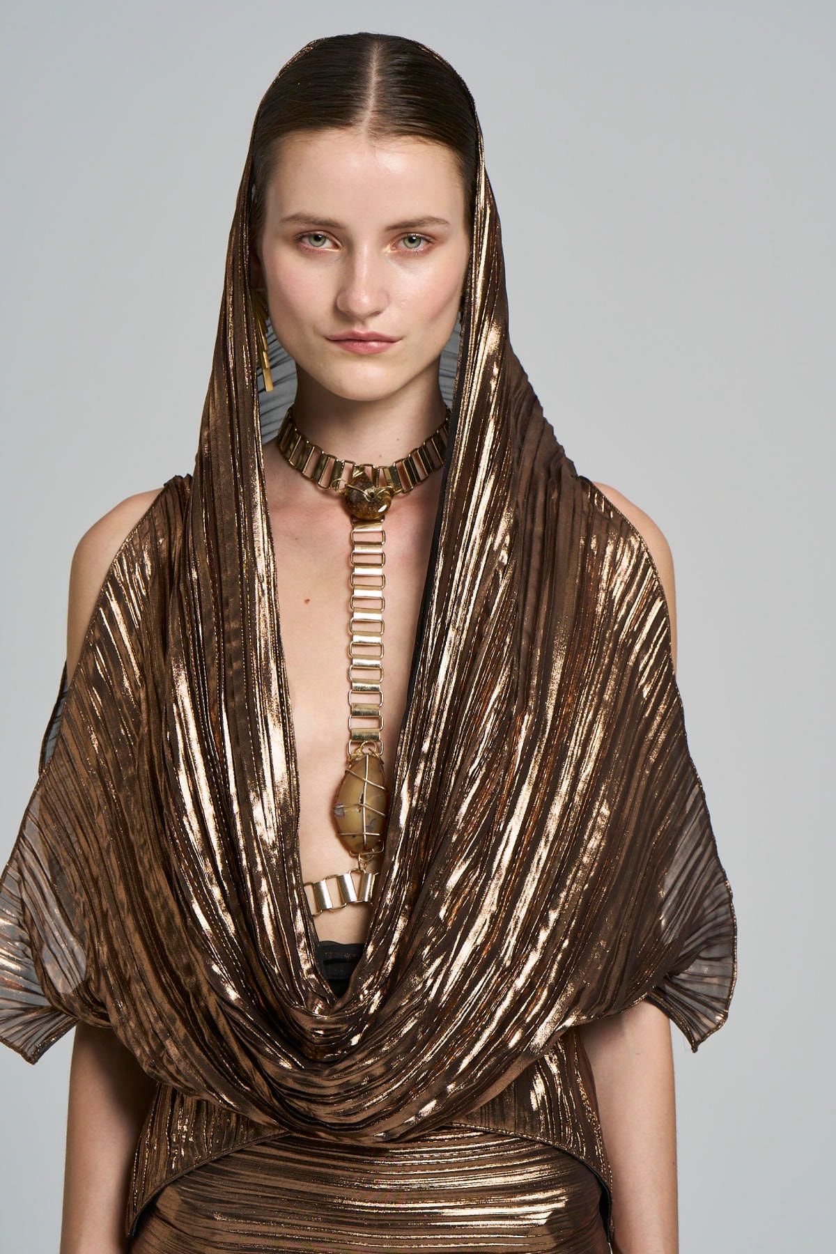 TUBA ERGIN Kadın Piliseli Metalik Kumaş Orion Maxi Elbise