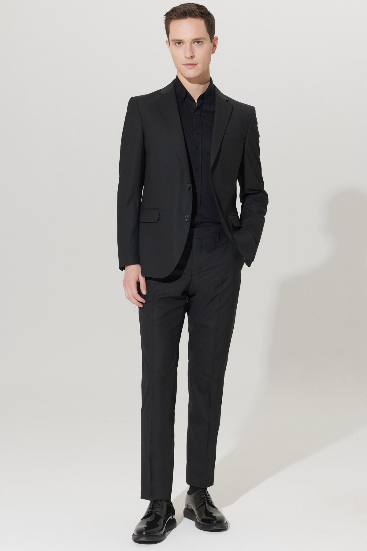 Altınyıldız Classics Erkek Siyah Regular Fit Normal Kesim Yünlü Su Ve Leke Tutmayan Nano Takım Elbise